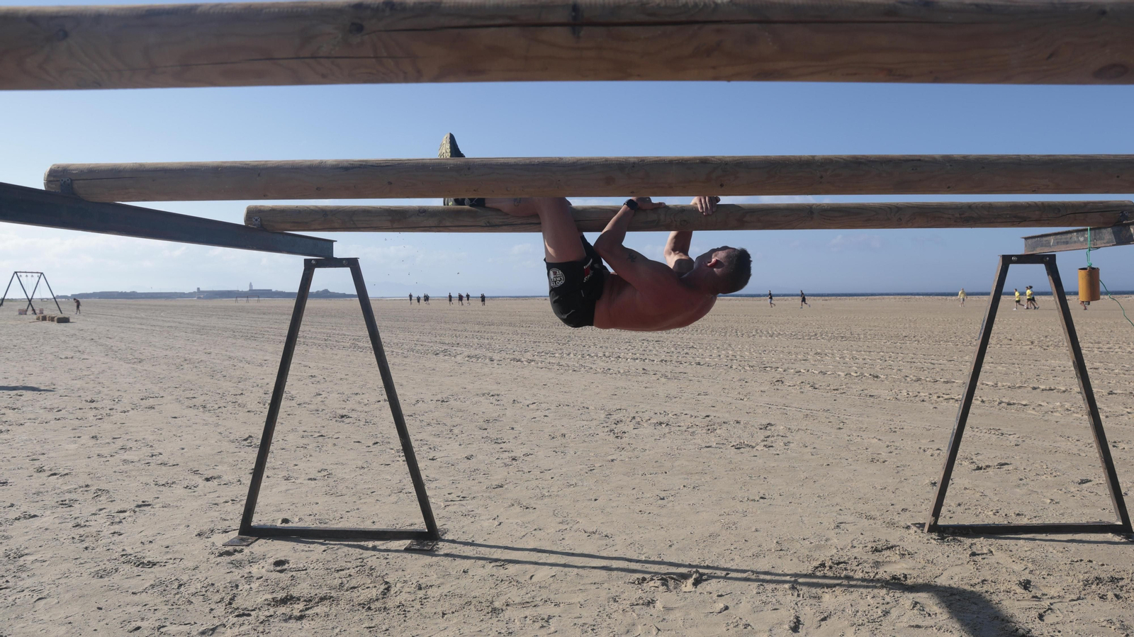 Carrera de obstáculos Adrenaline Race, en la playa de los Lances, en imágenes