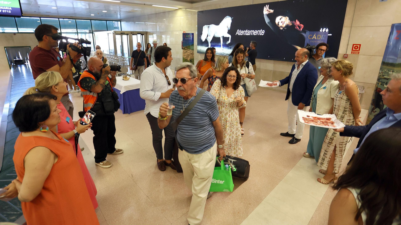 Así ha sido el recibimiento a los pasajeros del vuelo de Las Palmas de Gran Canaria en el Aeropuerto de Jerez