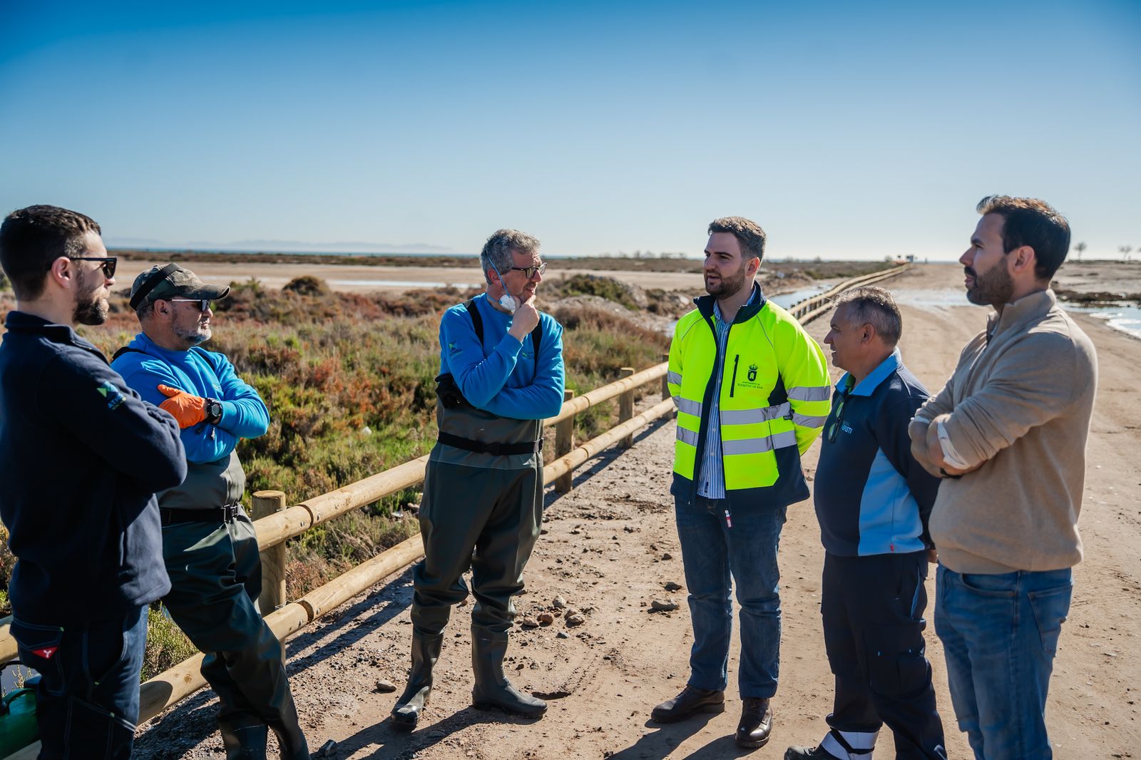 El Ayuntamiento de Roquetas de Mar intensifica el plan de choque contra mosquitos en todo el municipio.