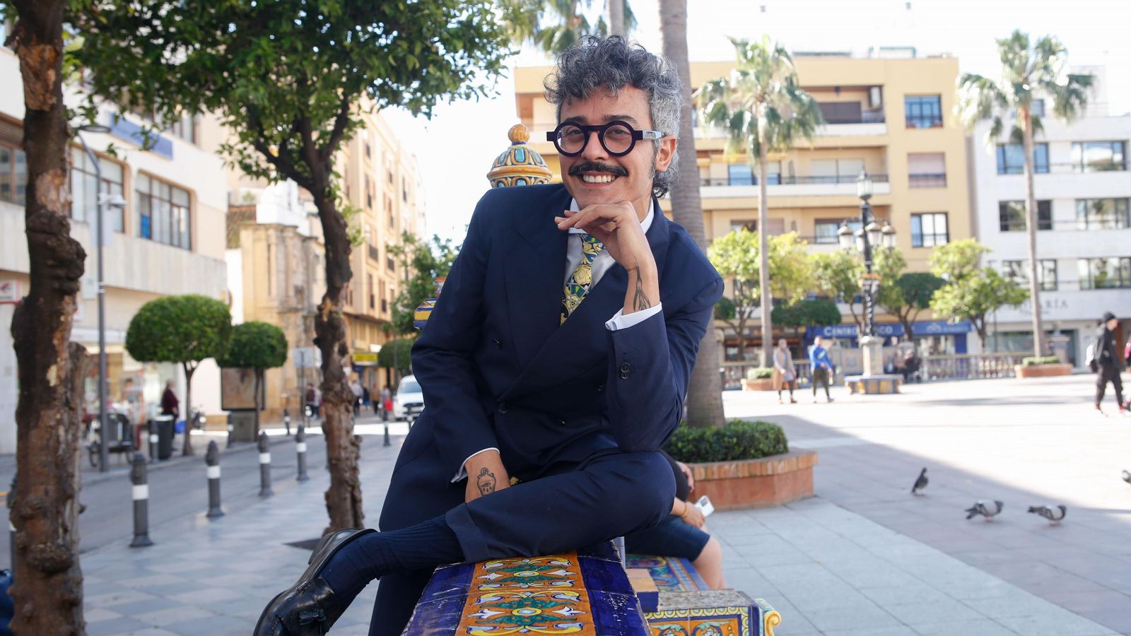 Raúl Rosillo posa sobre la balaustrada de la Plaza Alta de Algeciras.