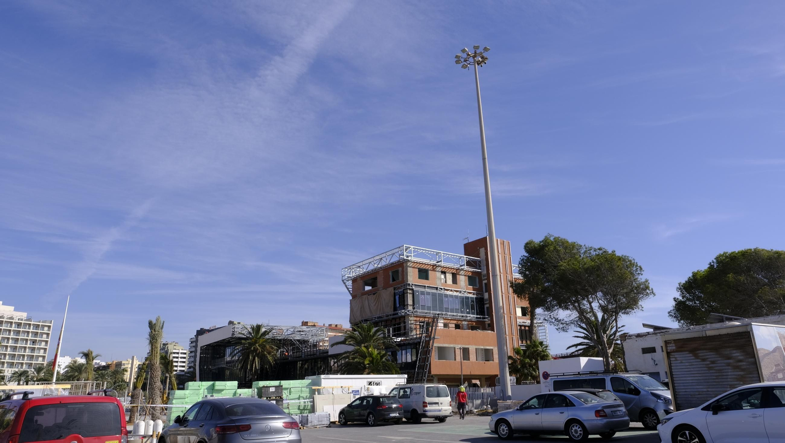 La prueba del izado de la bandera española y las obras del Puerto de Almería, en imágenes