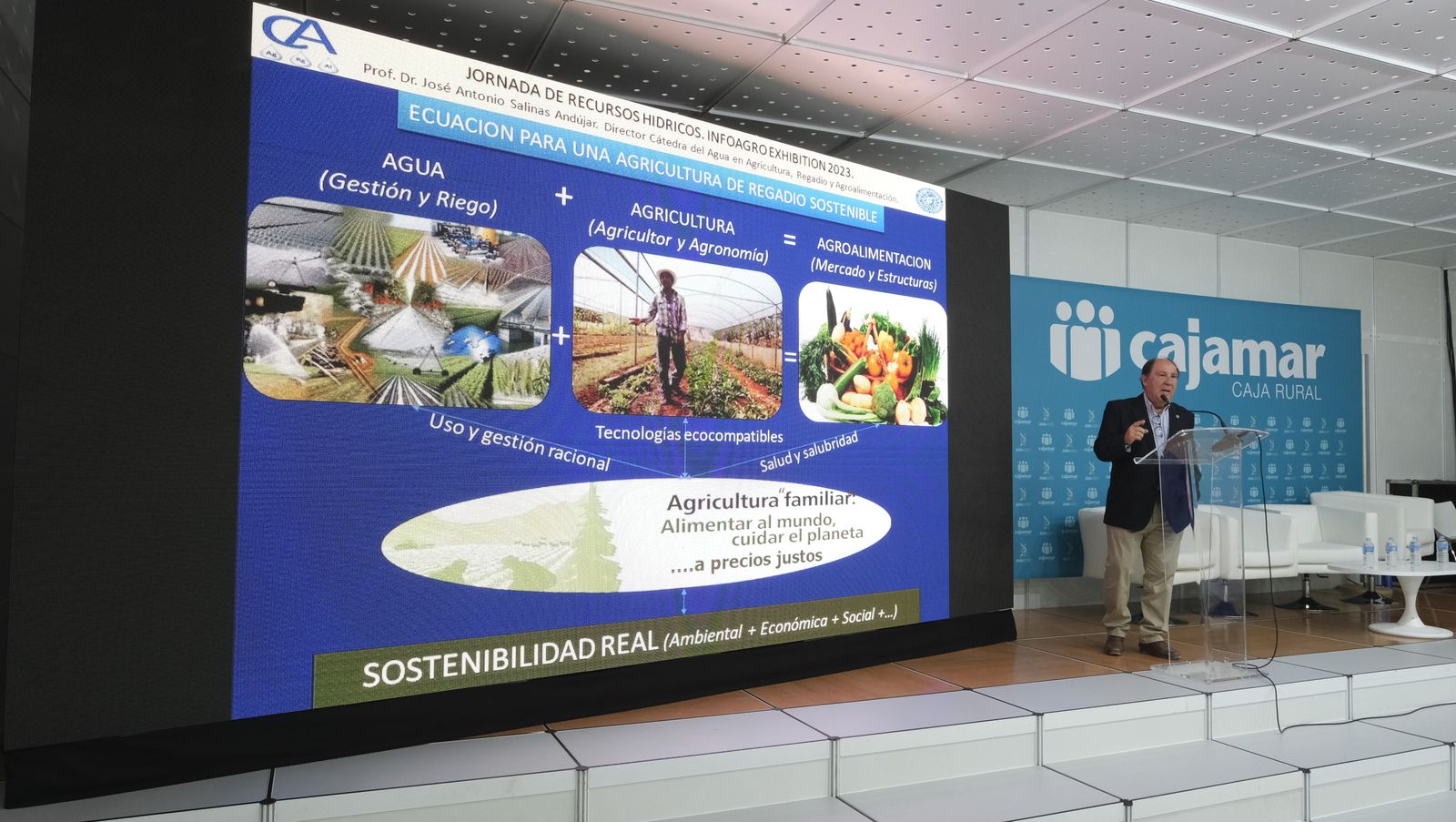 Don José Antonio Salinas durante la ponencia.