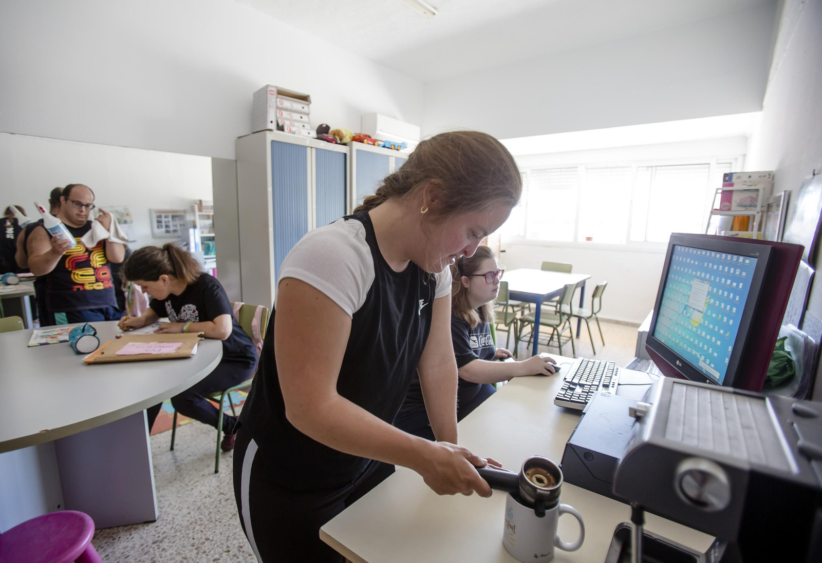 Alumnos de Aspademis en las instalaciones de la asociación.