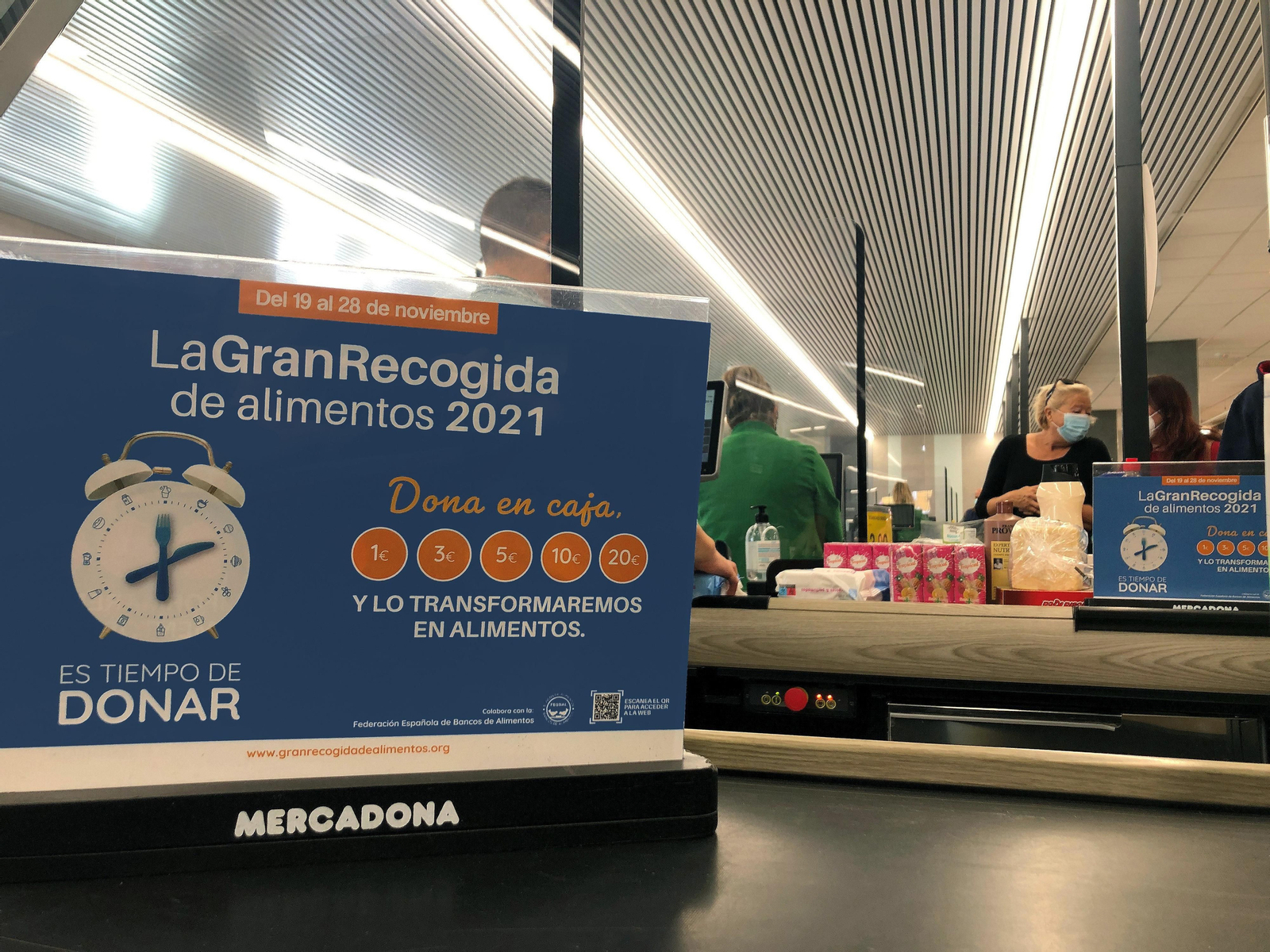 Información de la campaña en las cajas de un supermercado.