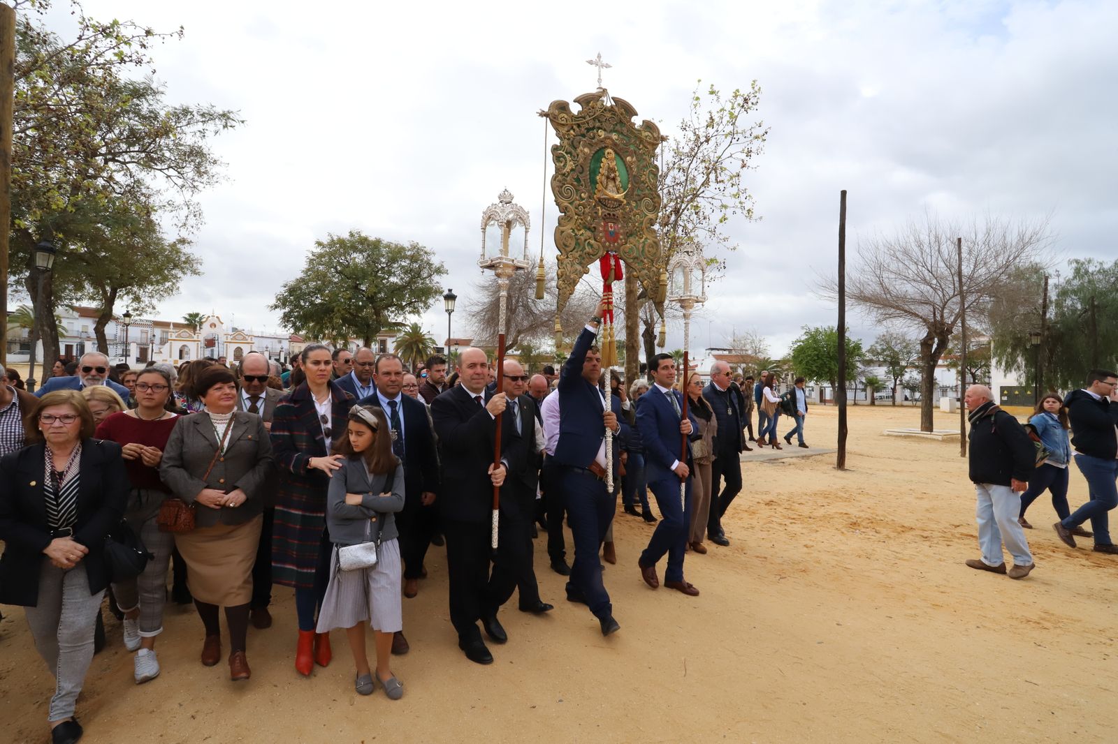 Imágenes de la misa de la Hermandad del Rocío de Huelva ante la Virgen del Rocío