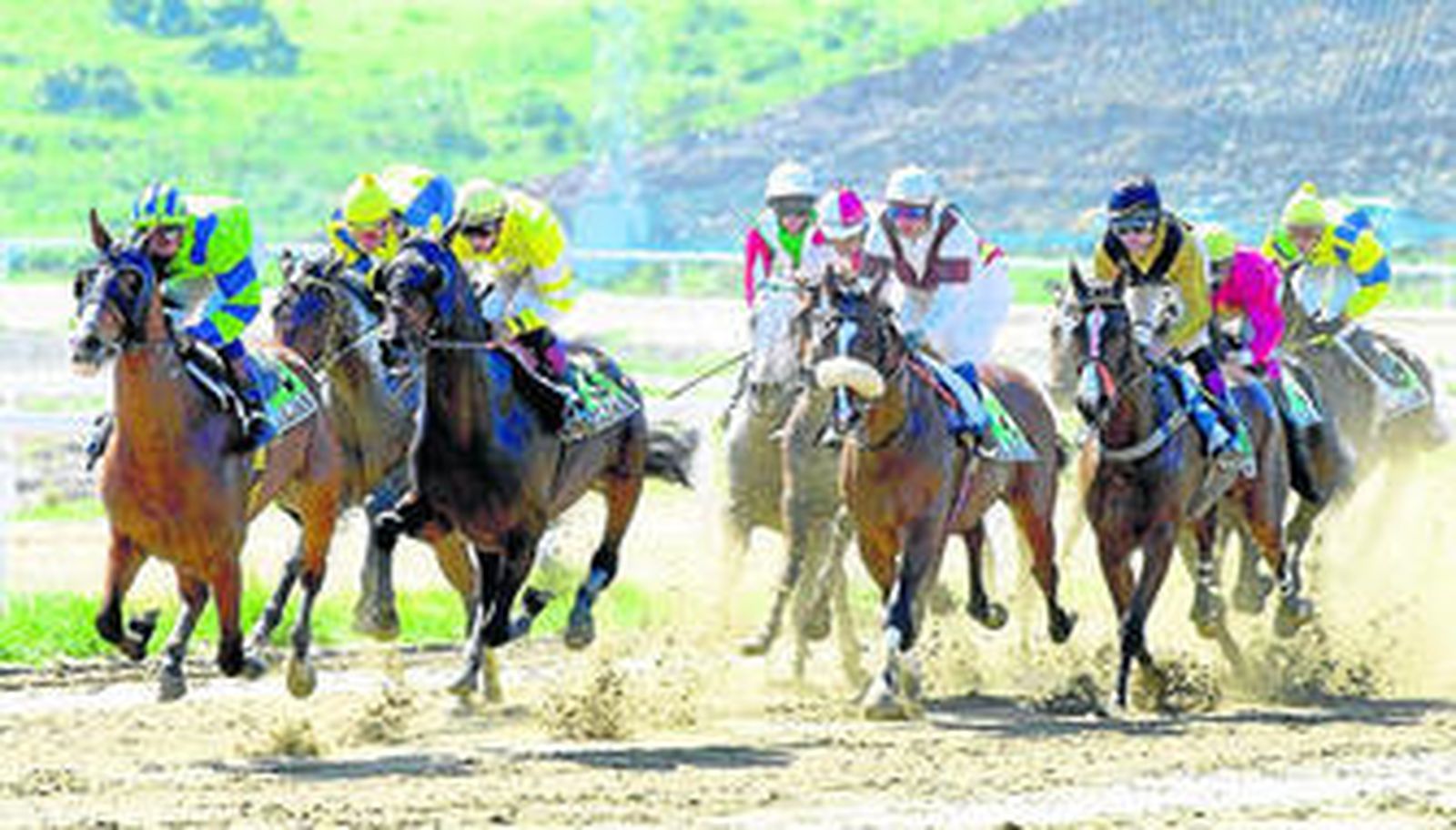 Carrera de caballos en el hipódromo de Mijas.