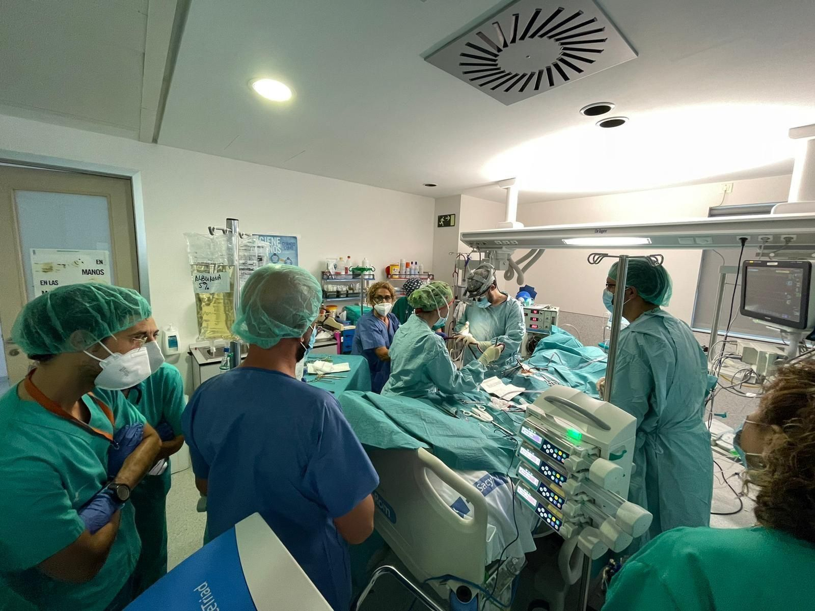 Momento en el que Pablo es conectado a la máquina ECMO para su traslado.