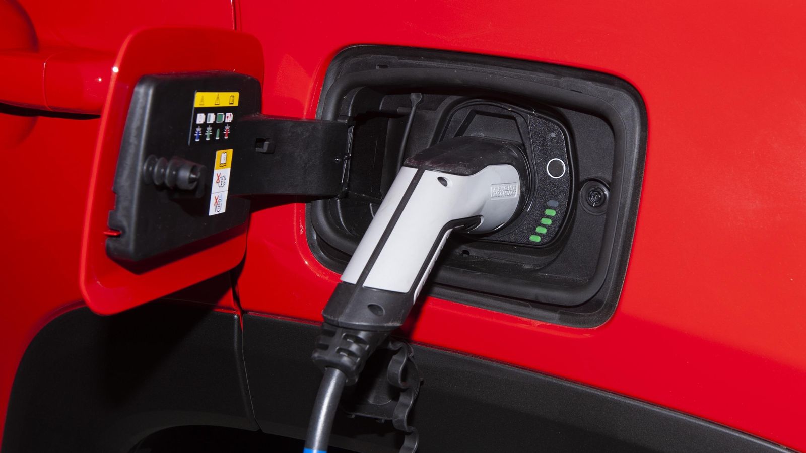 Una carga completa puede resolverse, en la mejor de las situaciones y de estar vacía la batería, en unas dos horas.