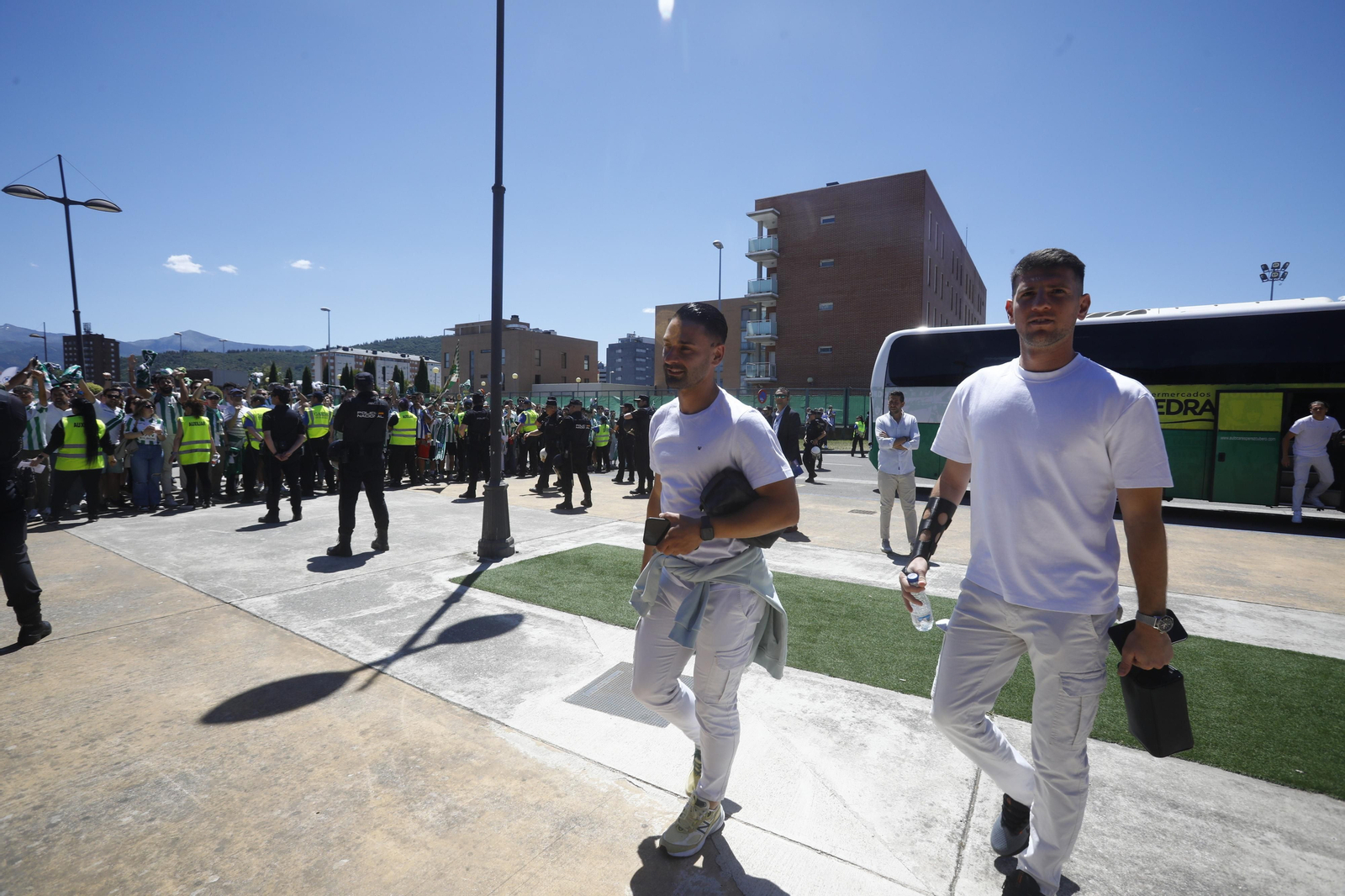 El Córdoba CF recibe el calor de su afición a su llegada a El Toralín antes del partido ante la Ponferradina El Córdoba CF recibe el calor de su afición a su llegada a El Toralín antes del partido ante la Ponferradina