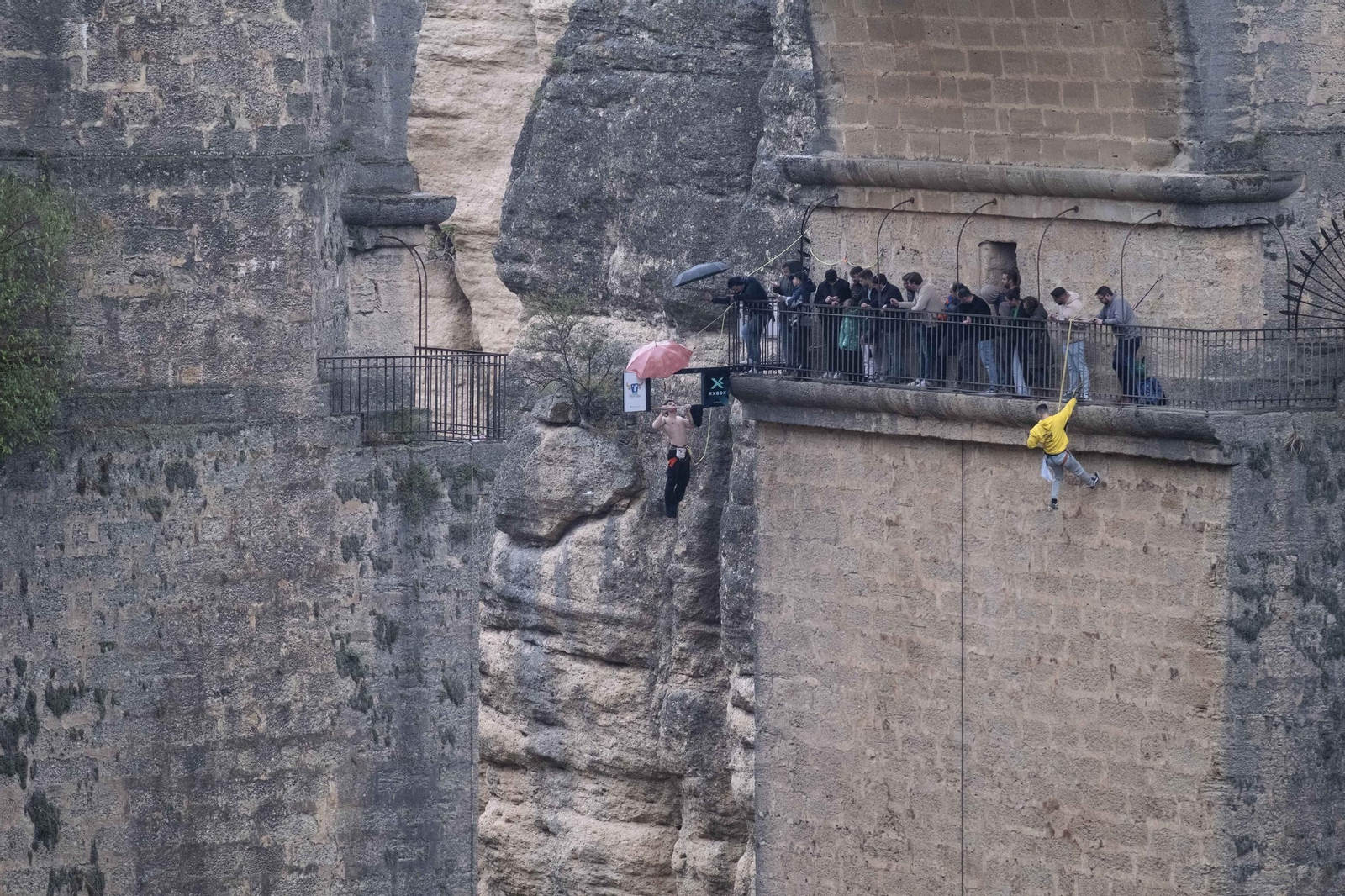 Gero García durante su reto en el Puente Nuevo de Ronda
