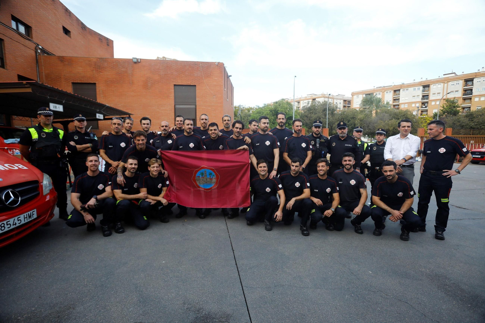 La salida de los bomberos de Córdoba hacia Valencia, en imágenes
