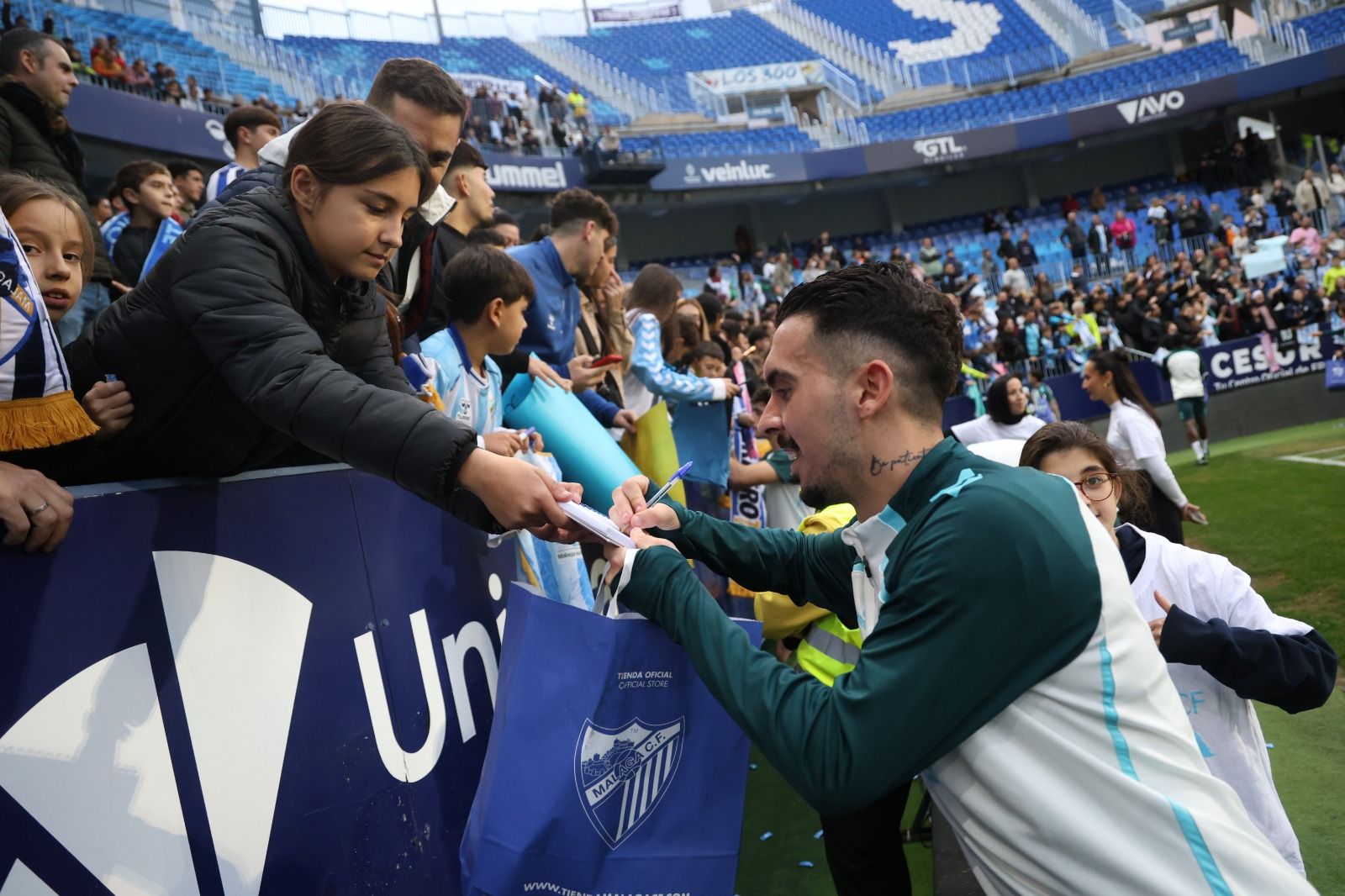 Búscate en las fotos del entrenamiento del Málaga CF en La Rosaleda