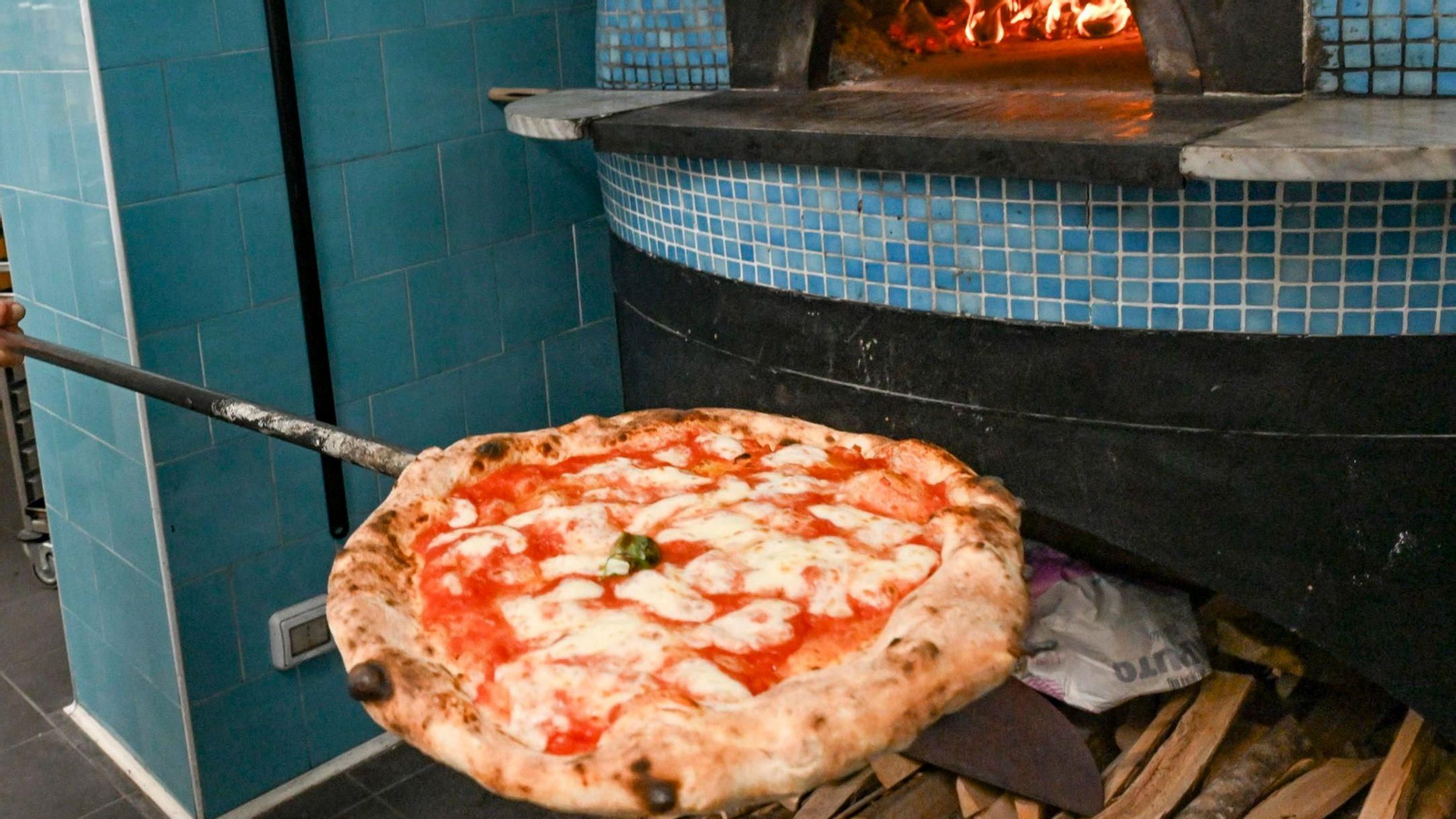 Imagen de archivo de una pizza recién salida del horno.