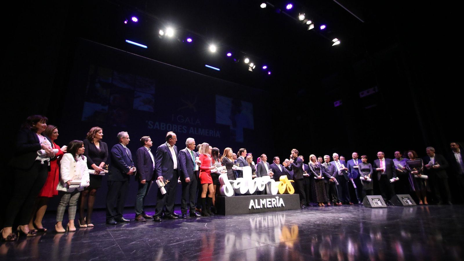 Los empresarios con sus distinciones.