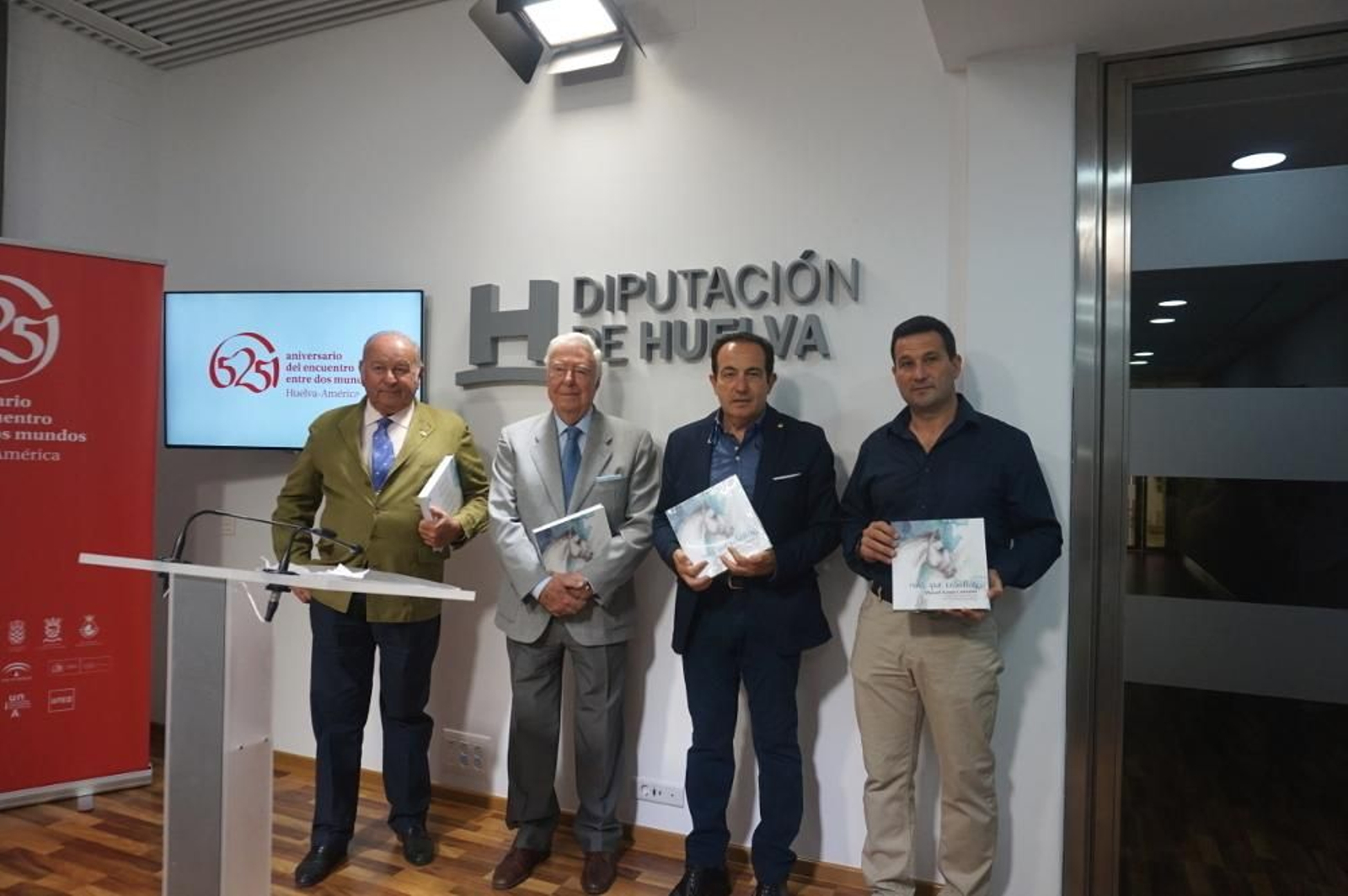 El ganadero Álvaro Domecq; el presidente de la Fundación Caja Rural del Sur, José Luis García Palacios; el autor del libro, Manuel Acosta; y el diputado territorial, Ezequiel Ruiz, durante la presentación ayer de la obra.