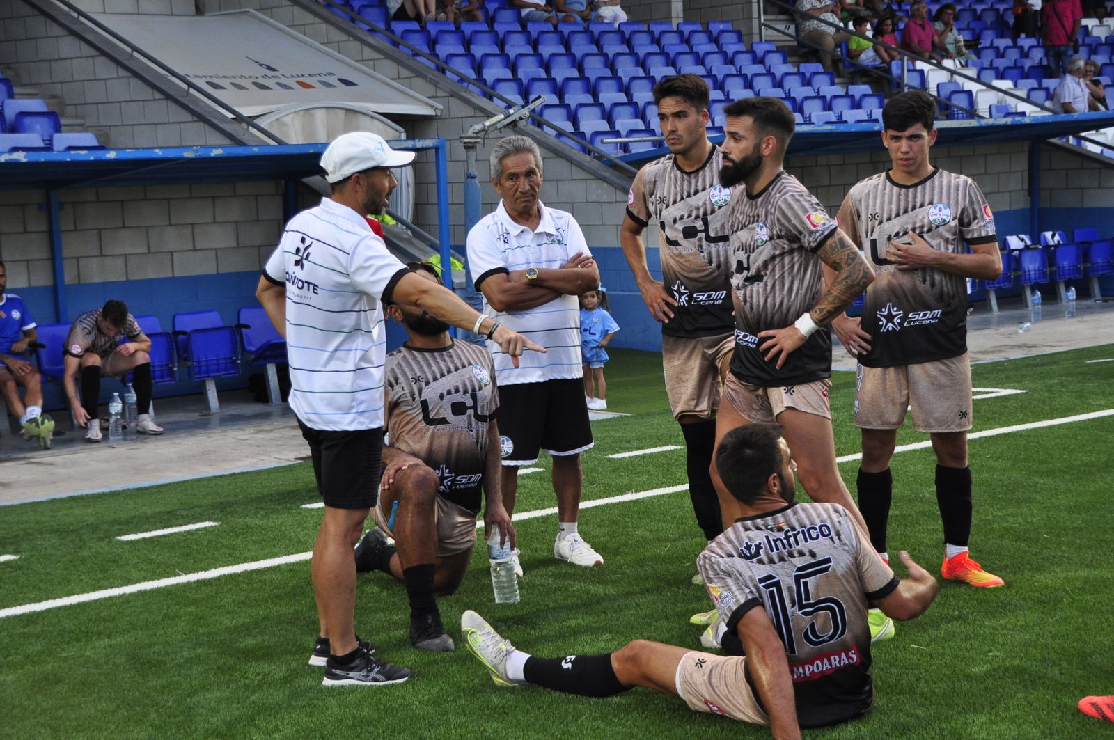 Dimas Carrasco da indicaciones a los suyos en un partido de pretemporada.