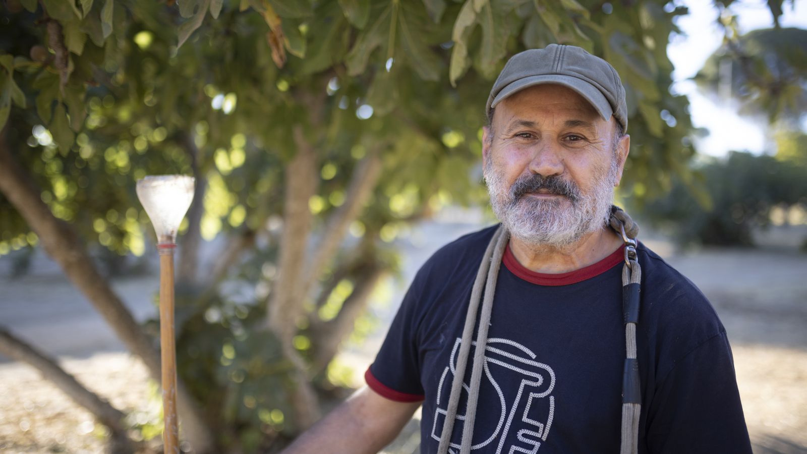 Juan Manuel con la higuera y su artefacto recolector.