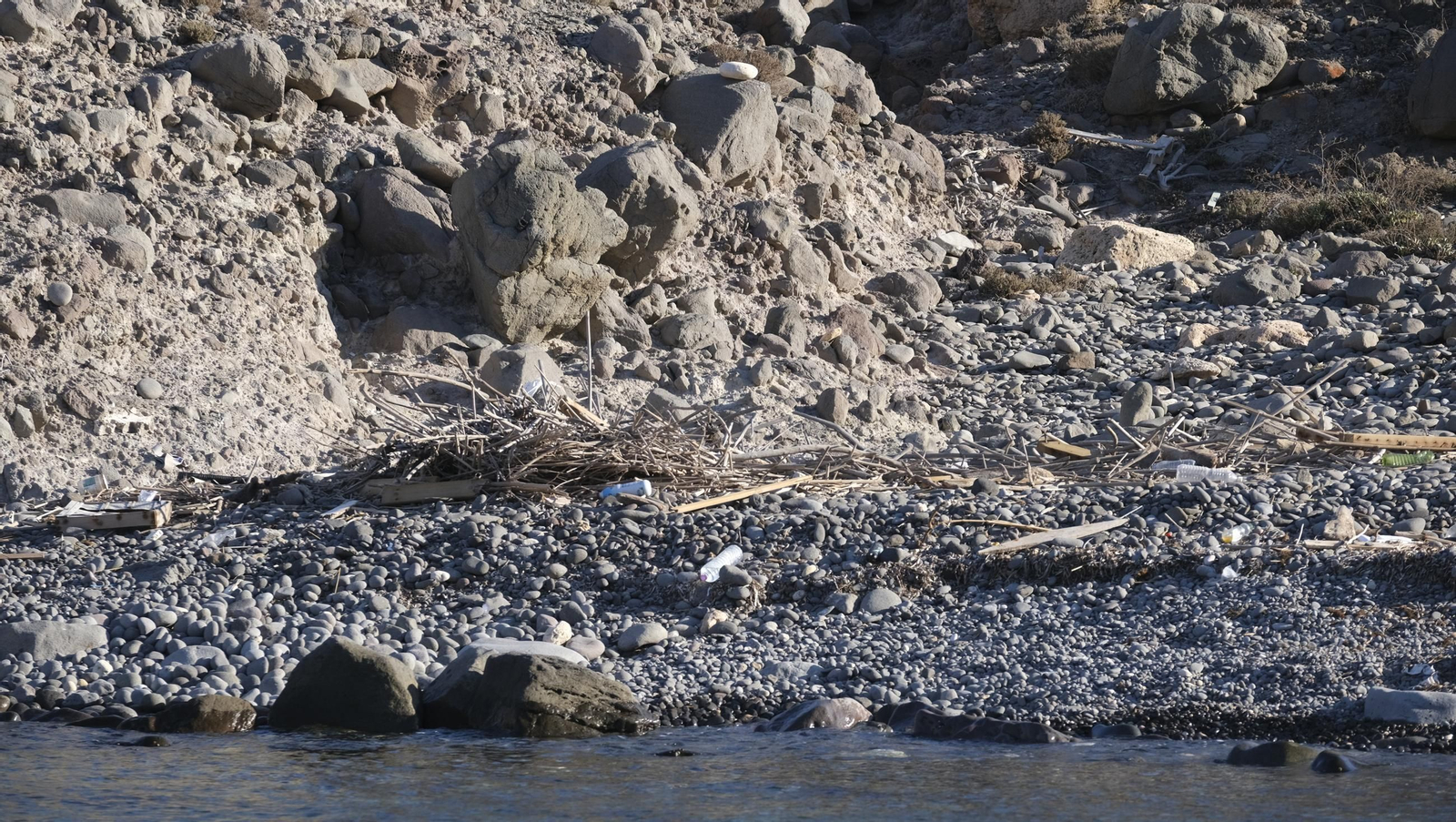 Una jornada con el servicio marítimo de la Policía Local de Níjar, en imágenes