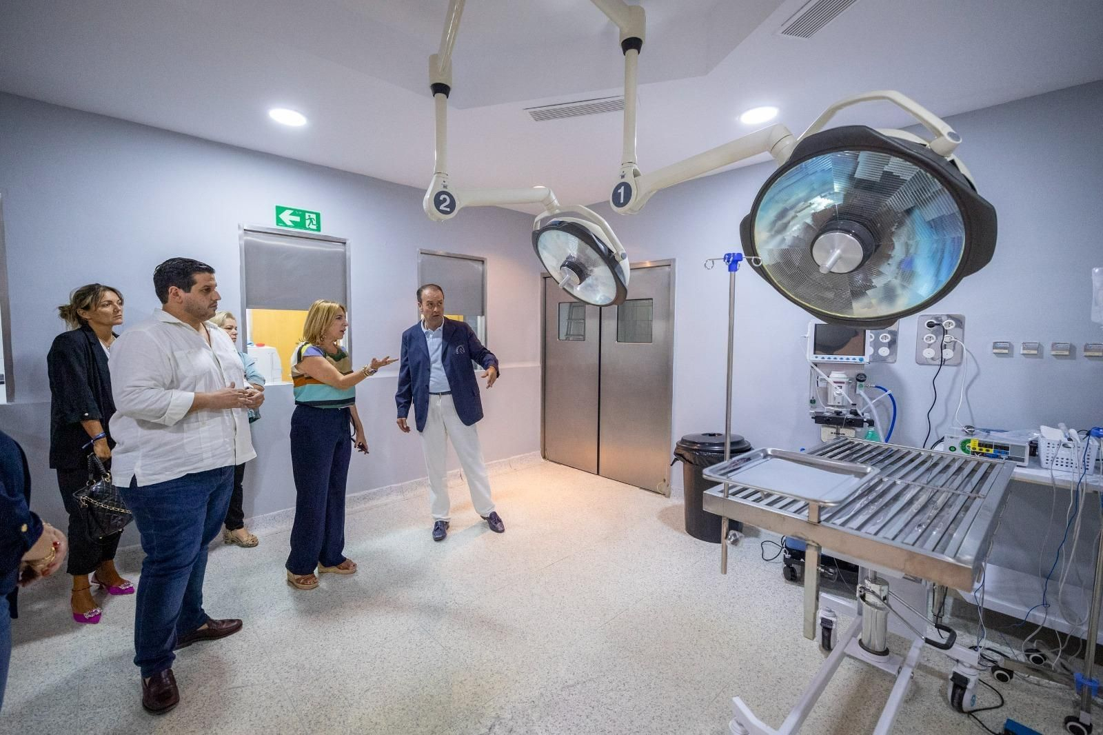 El responsable de la clínica veterinaria enseña las instalaciones a los delegados de la Junta Inmaculada Oliveros y Jorge Vázquez. El responsable de la clínica veterinaria enseña las instalaciones a los delegados de la Junta Inmaculada Oliveros y Jorge Vázquez.
