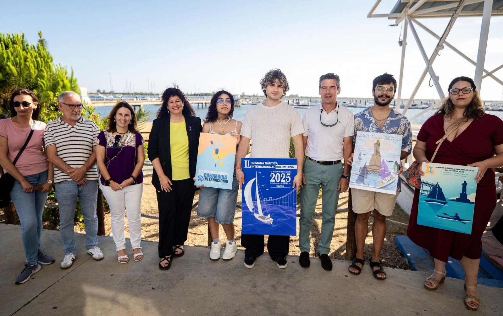 El presidente del Club Marítimo con la pregonera y los premiados en el concurso del cartel