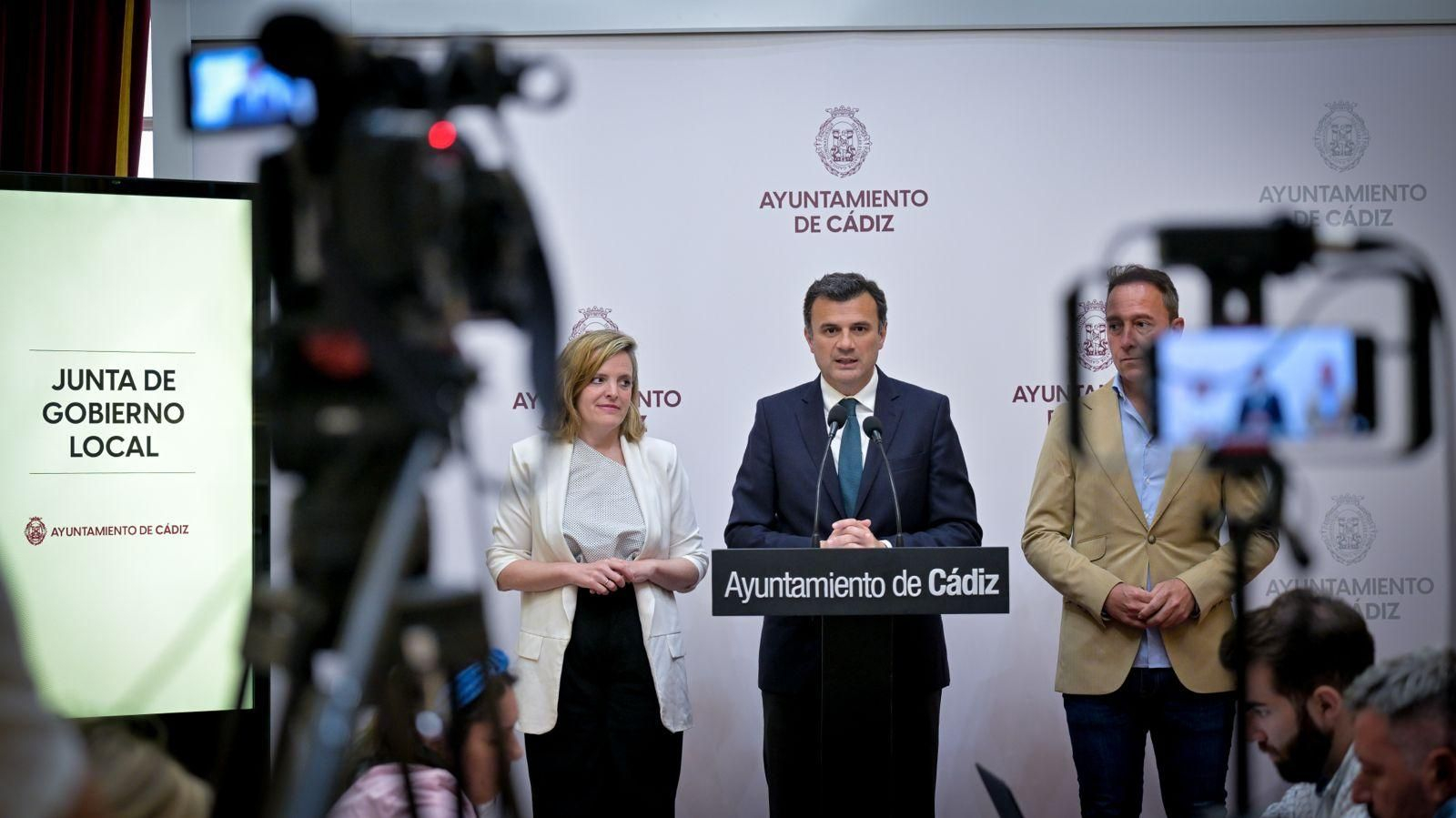 El alcalde de Cádiz, con Maite González y José Manuel Cossi, tras la Junta de Gobierno Local.