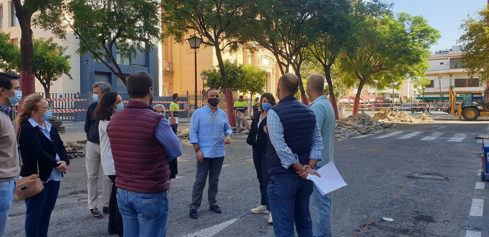 El delegado, Francisco Páez, durante la visita a la calle Cristo de la Sed de Sevilla.