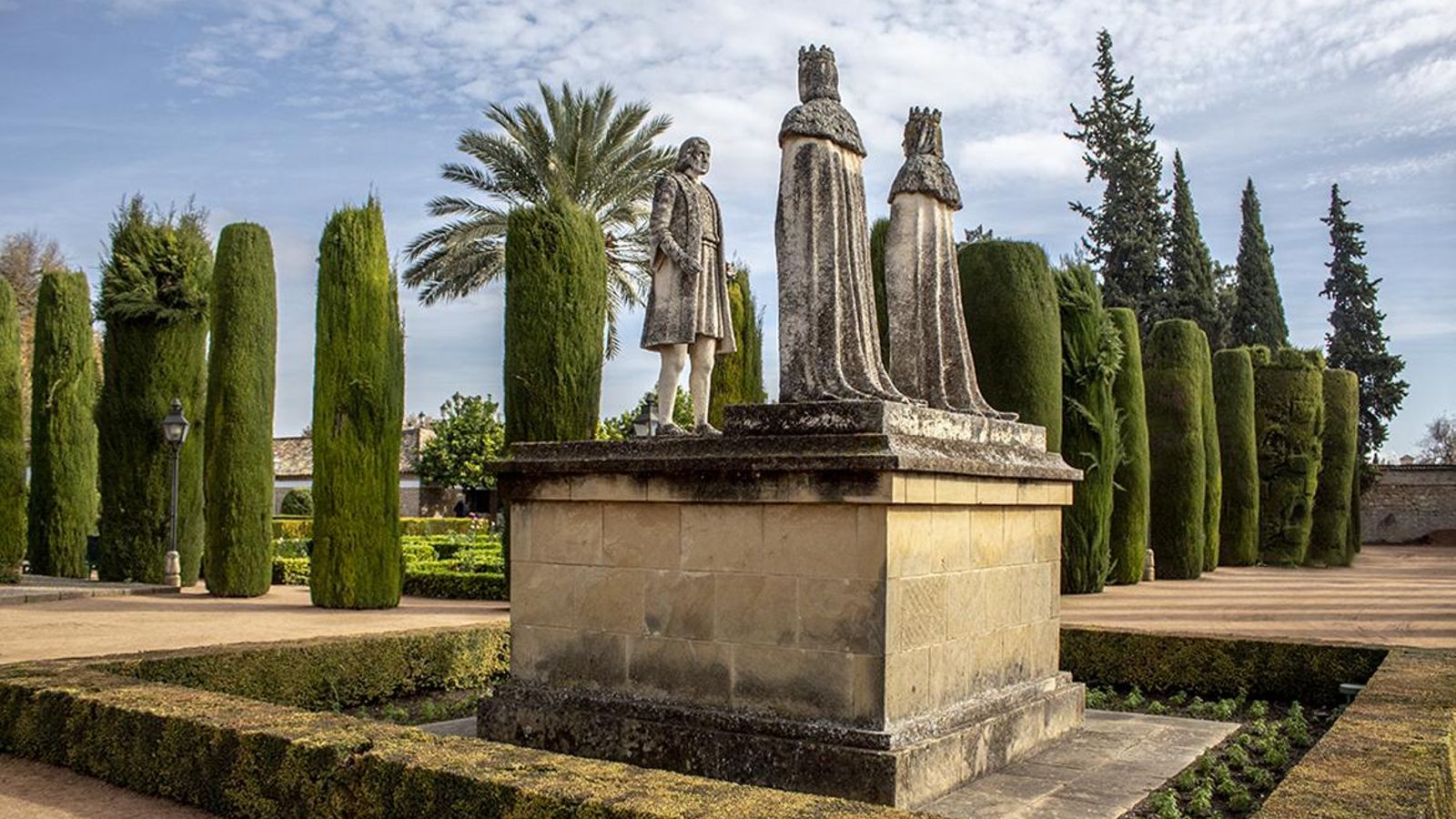 Conjunto escultórico de Colón y los Reyes Católicos, en el Alcázar. Conjunto escultórico de Colón y los Reyes Católicos, en el Alcázar.
