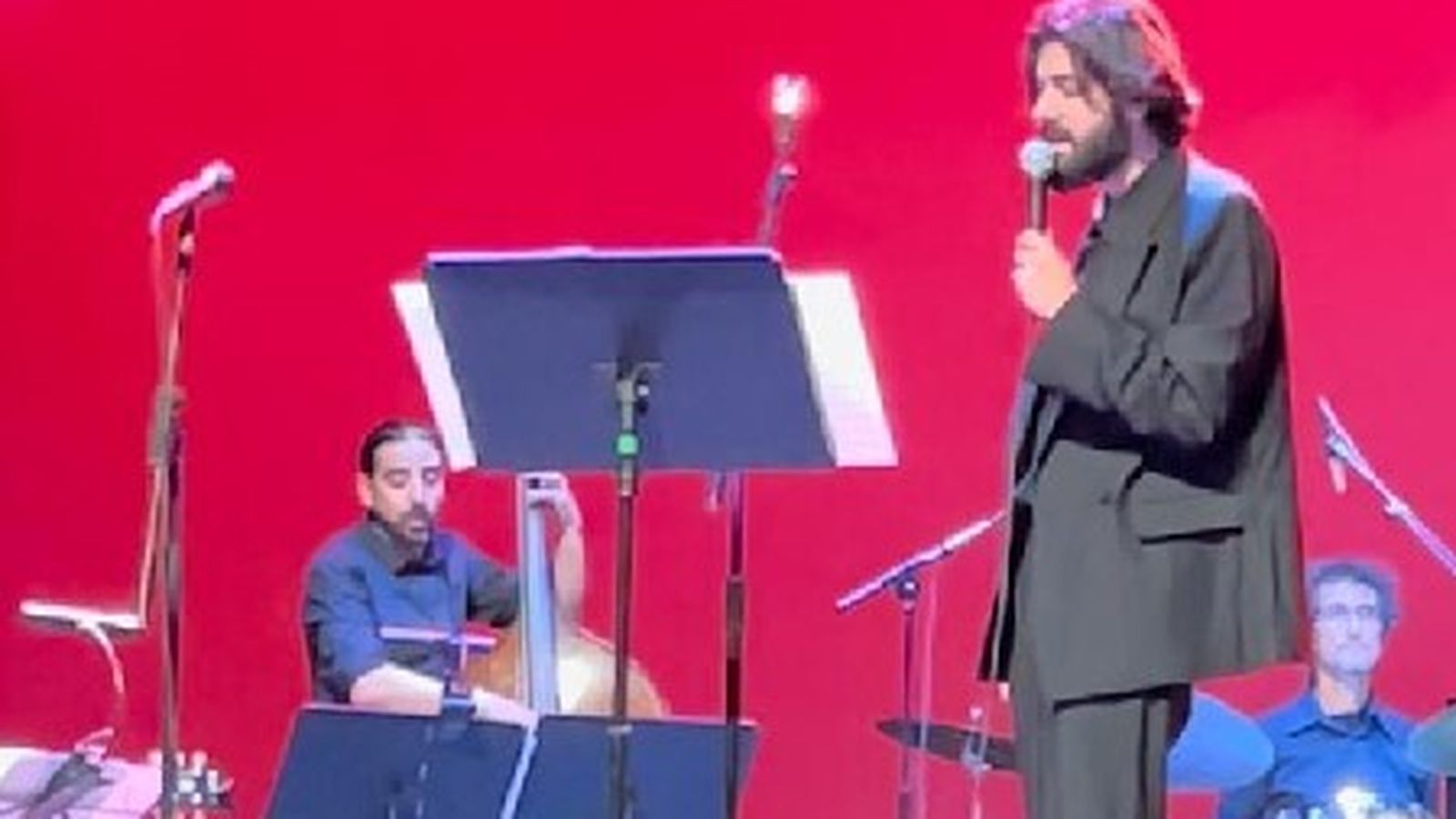 Salvador Sobral respaldado por Javier  Delgado y Nacho Megina