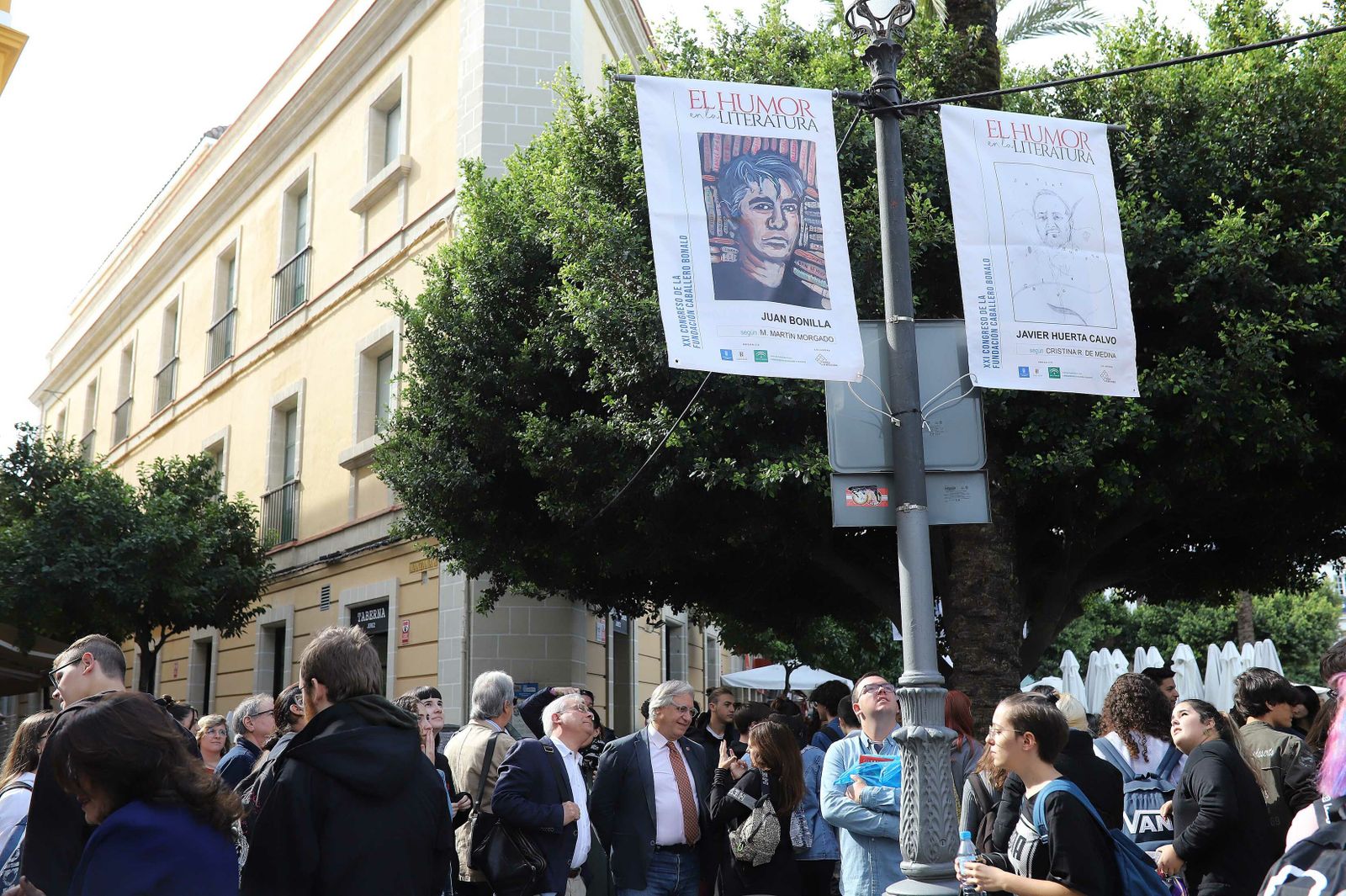Inauguración de las banderolas de la Escuela de Arte.