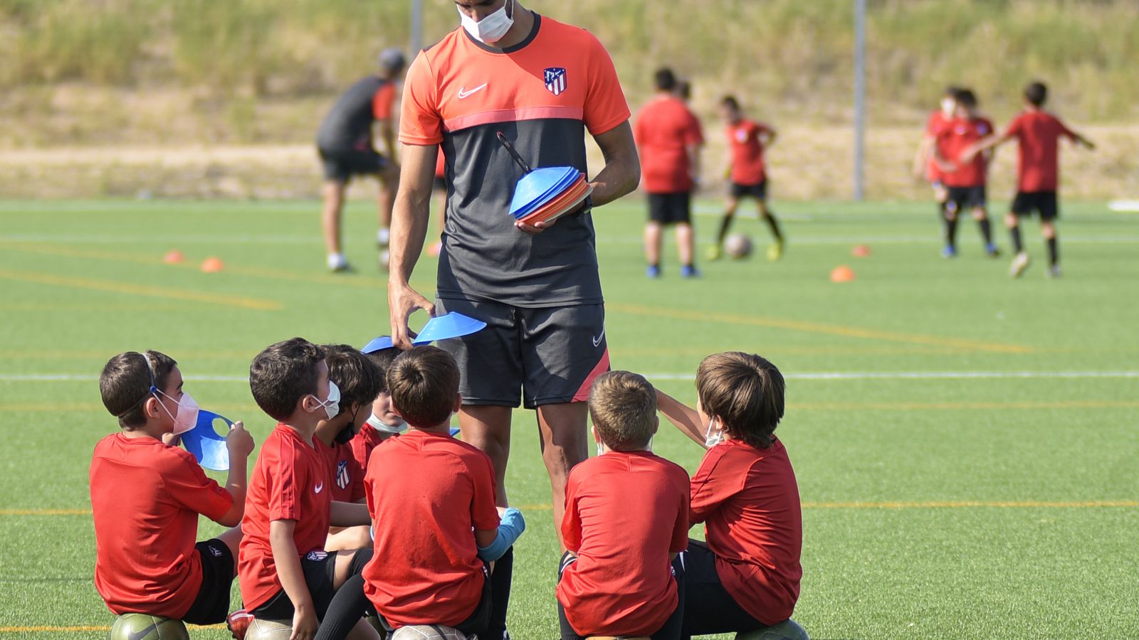 El objetivo es educar y formar a los asistentes a través del fútbol en valores de equipo, compañerismo o esfuerzo.