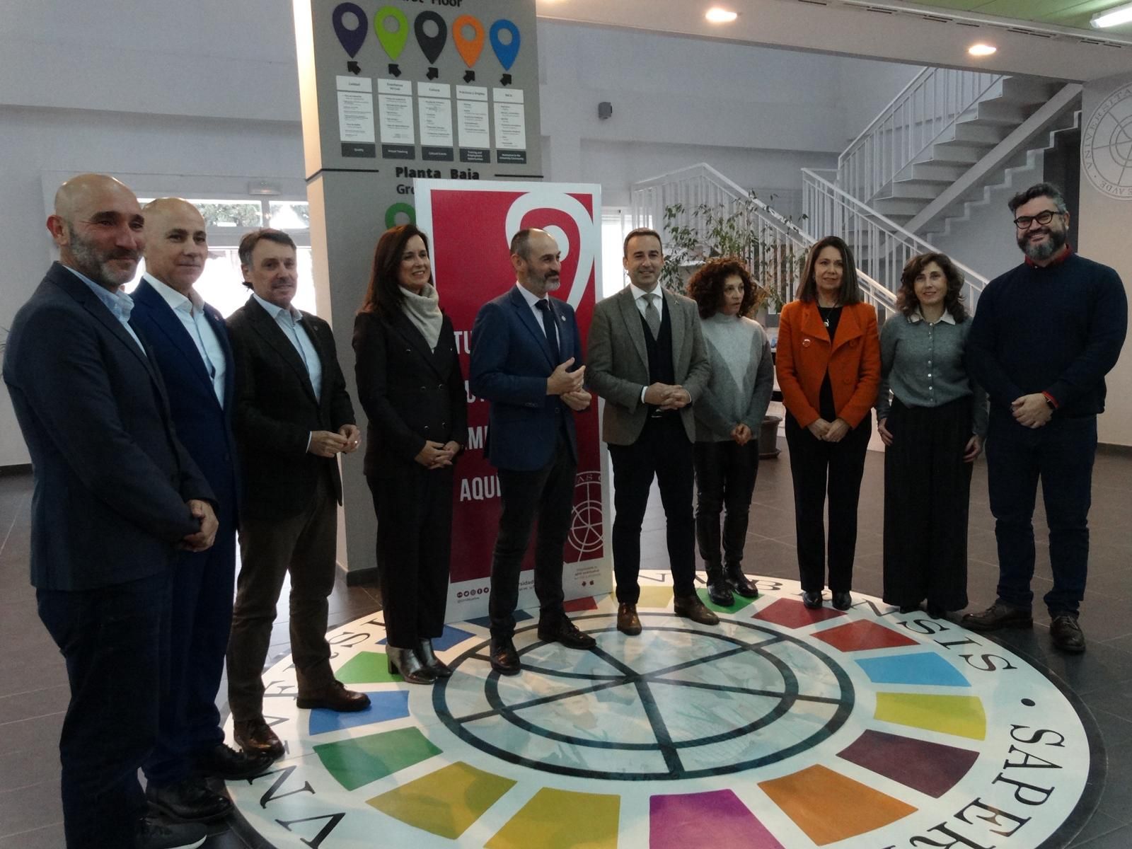 Representantes de la Universidad de Huelva y de la Delegación de Desarrollo Educativo este jueves en la Onubense.