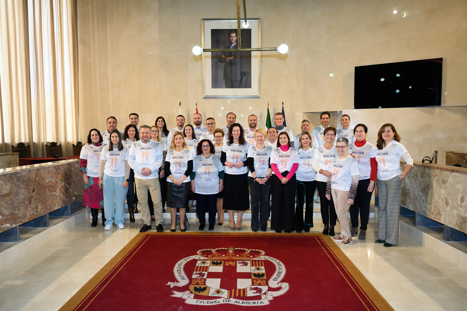 La alcaldesa junto al resto de miembros de la Corporación con la camiseta del 8M