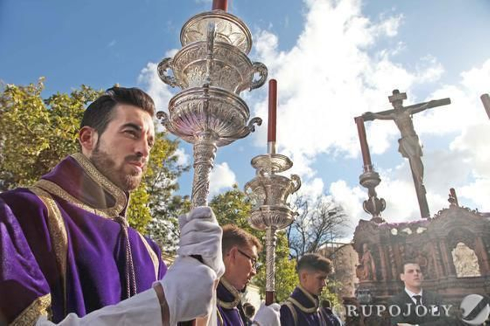 Ciriales y acólitos anteceden al Cristo del Perdón en una imagen tomada en los primeros metros de la estación de penitencia.

Foto: Vanesa Lobo