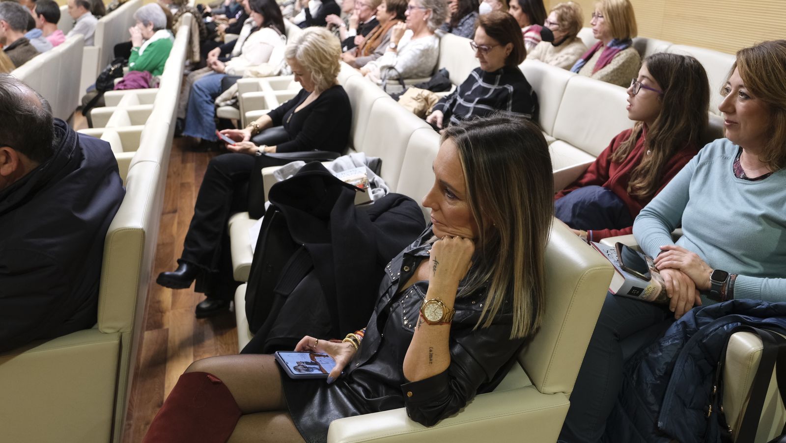 Imágenes del Diario de los Libros con la escritora ganadora del Premio Planeta 2022, Luz Gabás