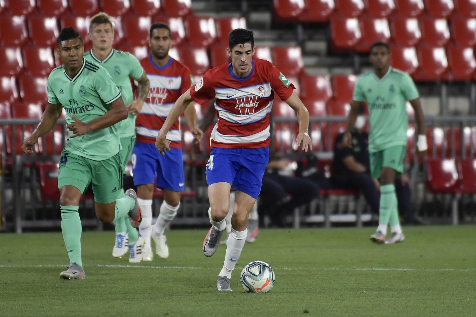 Carlos Fernández conduce el balón