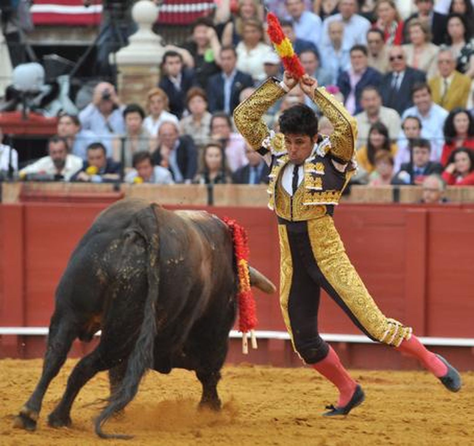 El Fandi rozó el triunfo ante Manuel Díaz 'El Cordobés' y Francisco Rivera Ordóñez. Discreta corrida en la que se torearon astados de la ganadería de Torrestrella. 

Foto: Manuel Gómez