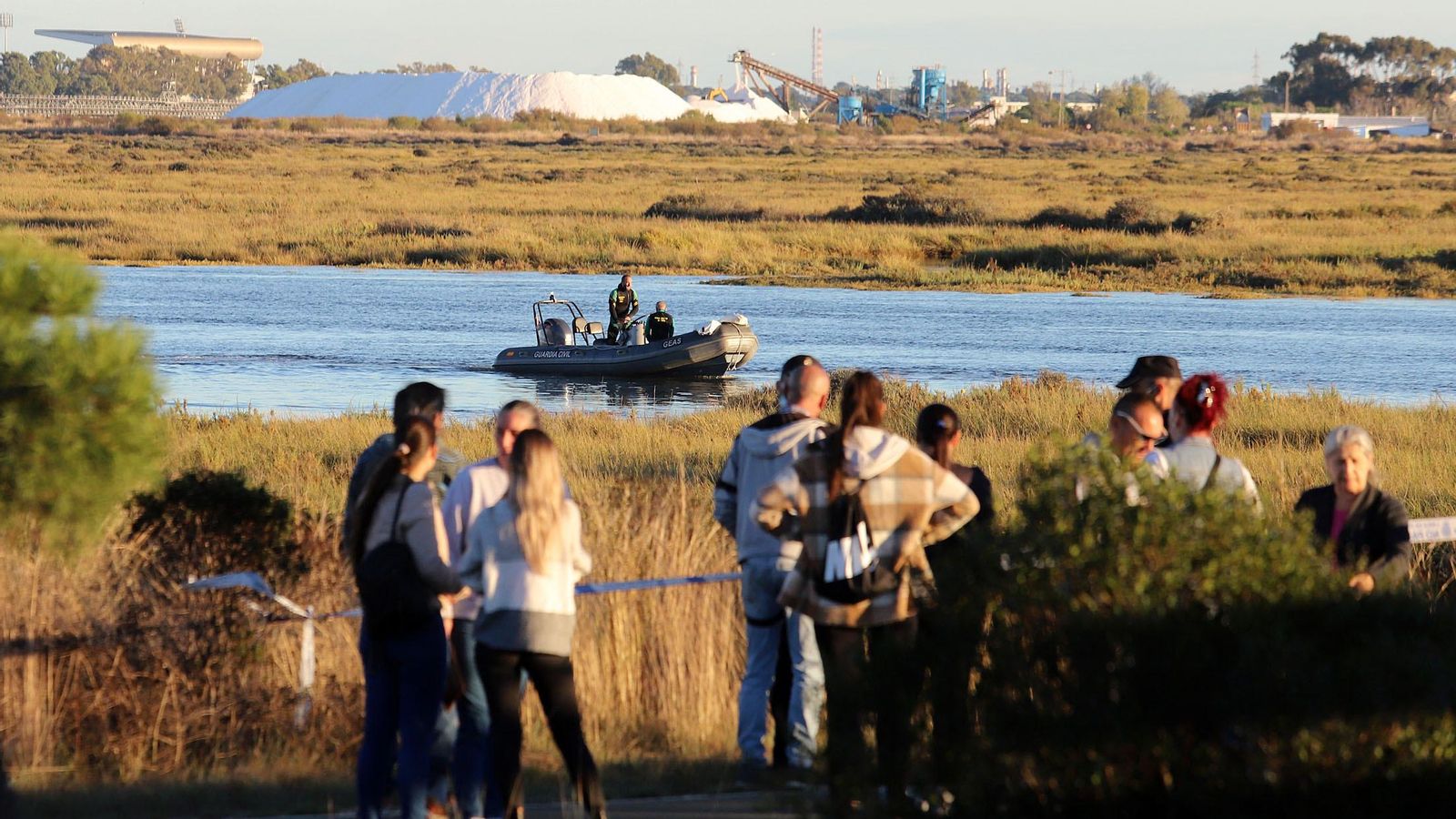 Los familiares asisten a las labores de rescate en la ría de Huelva.