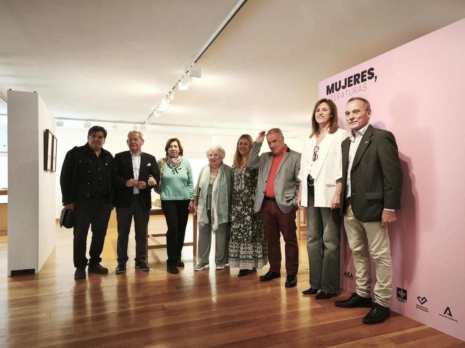 Foto de familia de la inauguración de la muestra.