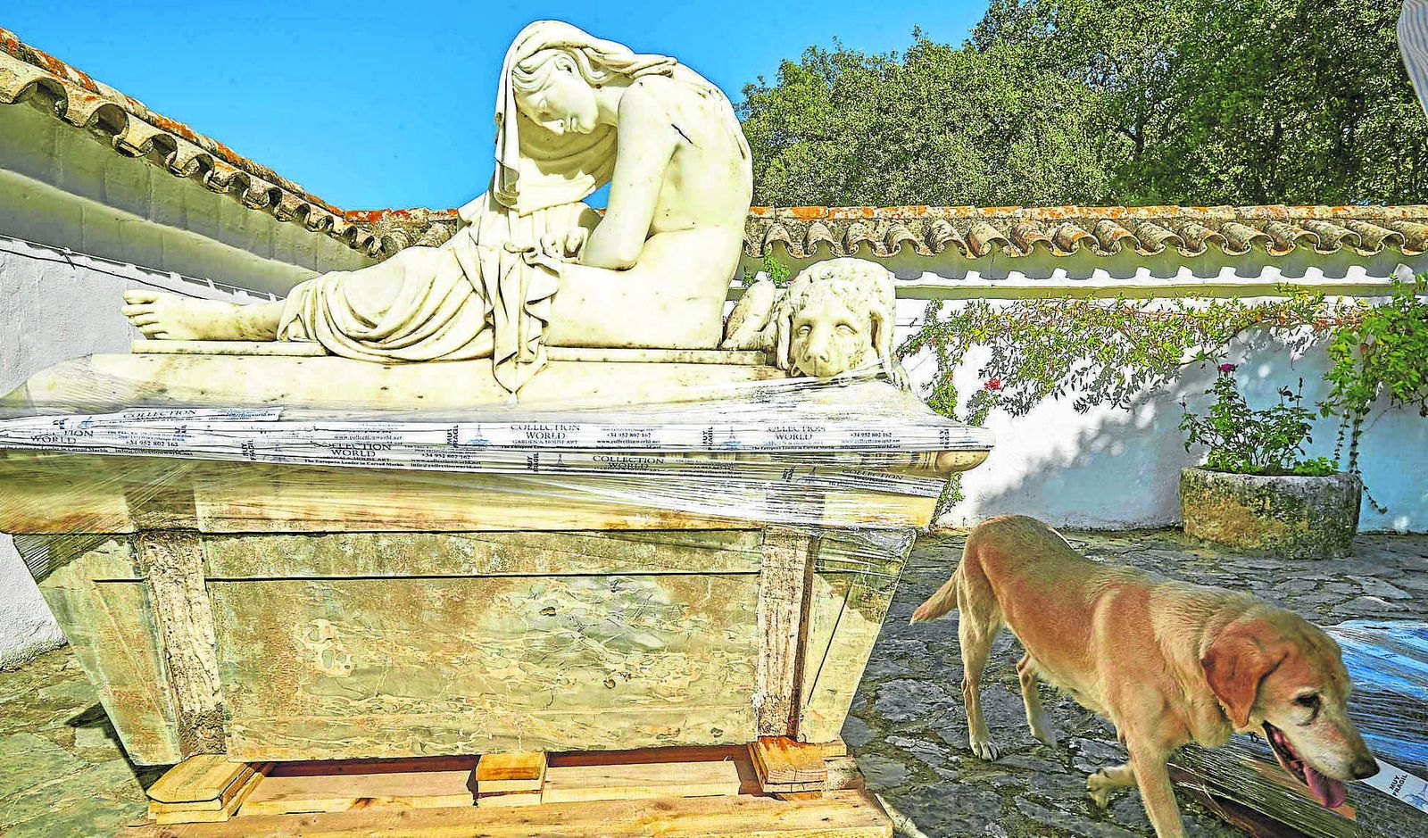 La escultura robada y recuperada por la Guardia Civil, en la finca de la familia Pemartín.