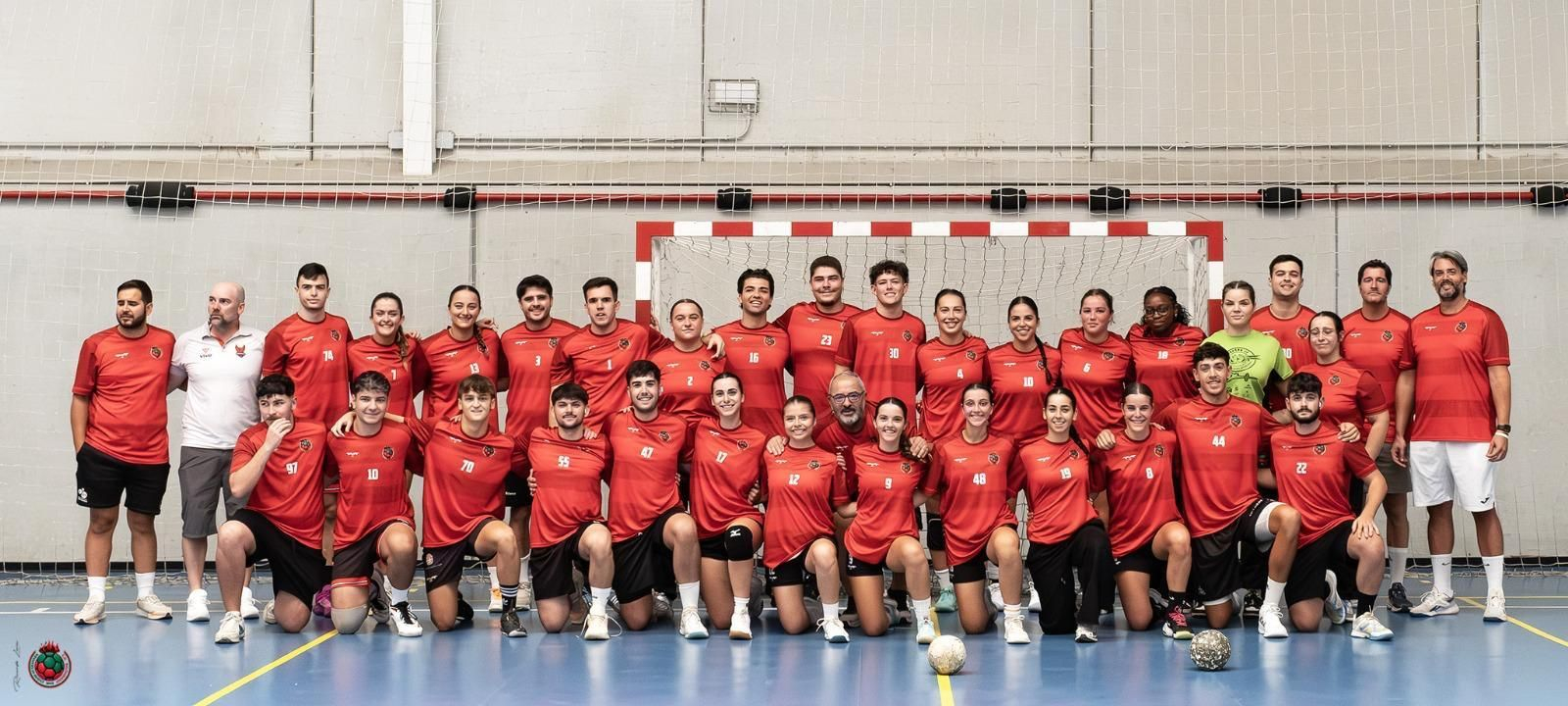 Plantillas masculinas y femeninas del Balonmano Ciudad de Granada.