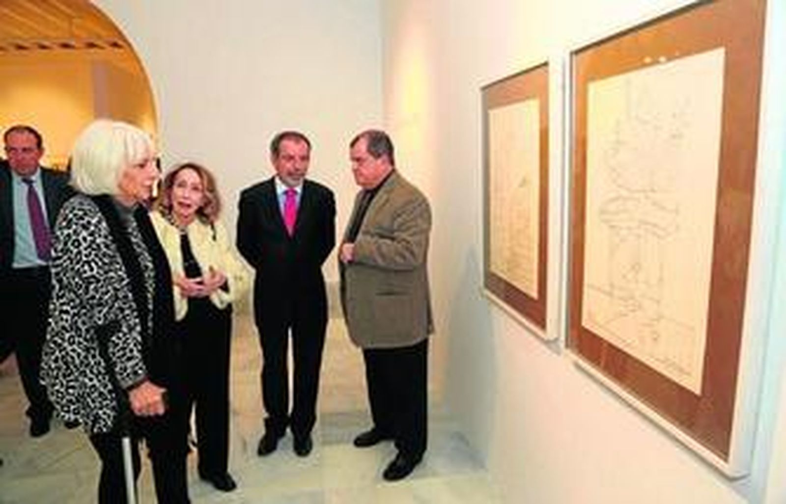 Teófila Martínez, que acudió a la inauguración de la muestra, conversa con María Fernanda Thomas, viuda del pintor José Caballero.