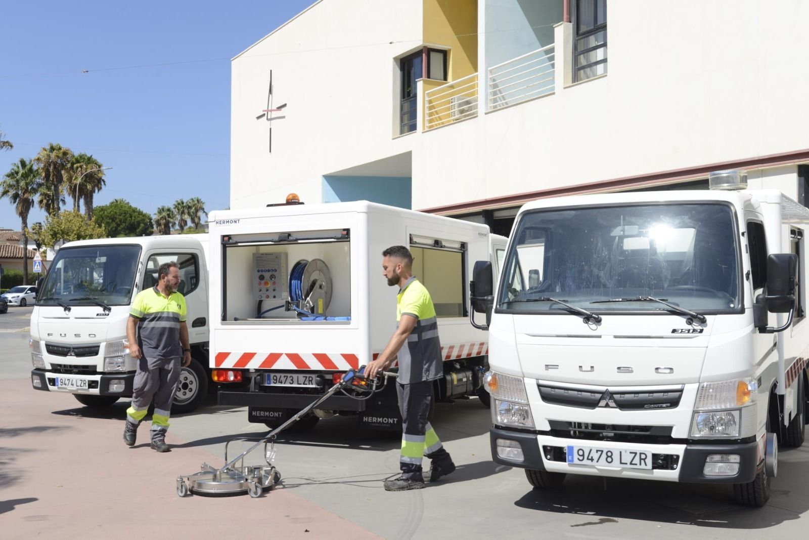 Dos operarios comprueban el funcionamiento de las máquinas de baldeo.