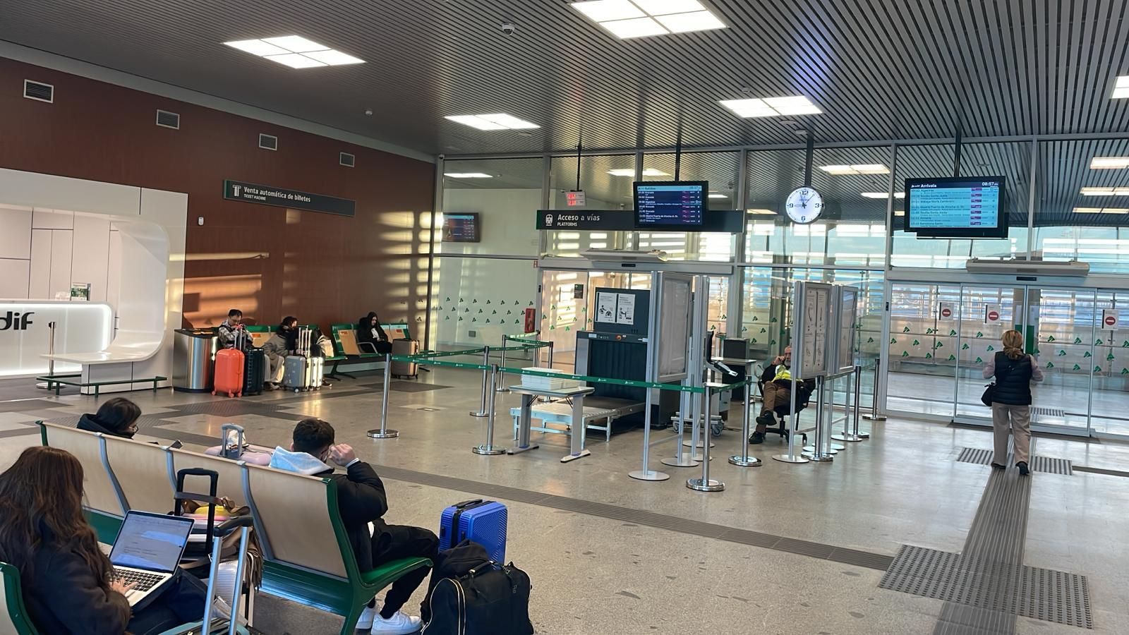 La estación de Antequera Santa Ana, desde donde los viajeros de Algeciras pueden continuar su viaje en tren hacia otros destinos.