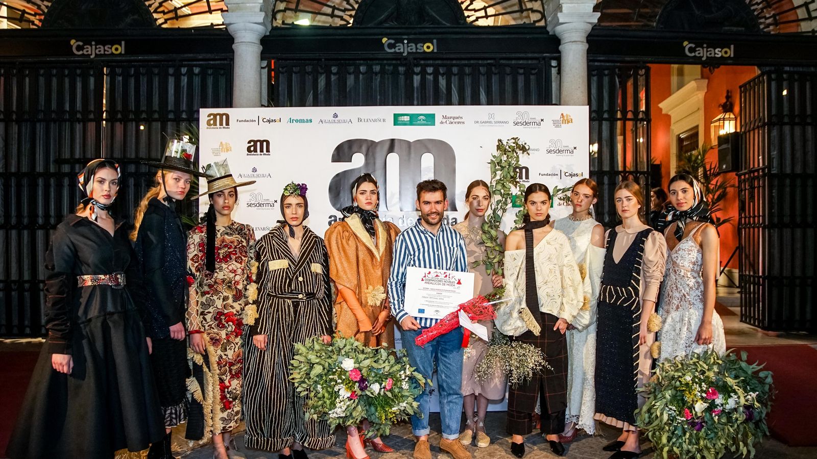 Joaquín Domínguez Gómez con los diseños de su colección 'Fall/Winter 2020 Beautus Ille', ganadora del certamen de noveles.