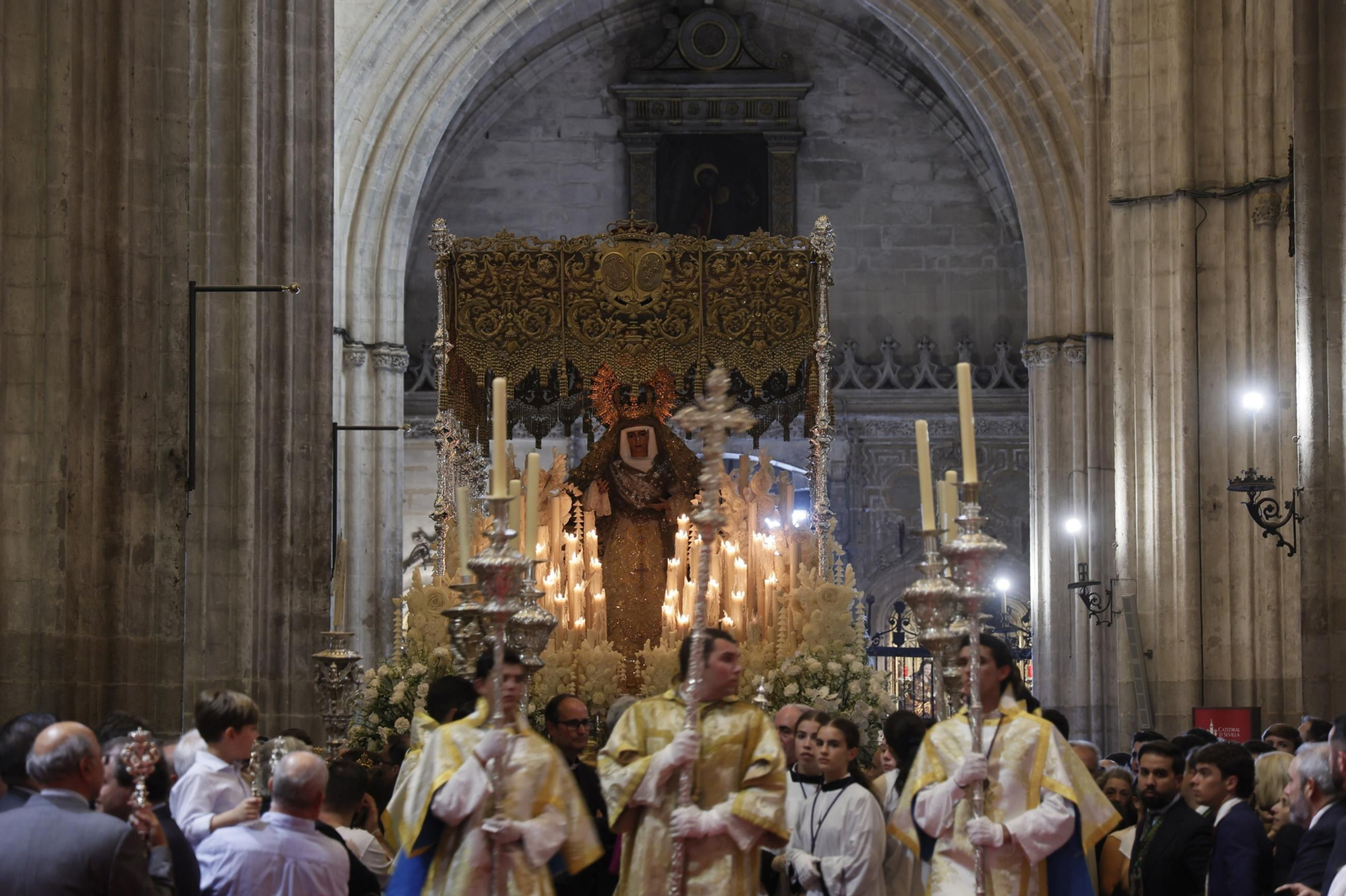 Resumen del traslado de la Esperanza de Triana a la Catedral de Sevilla