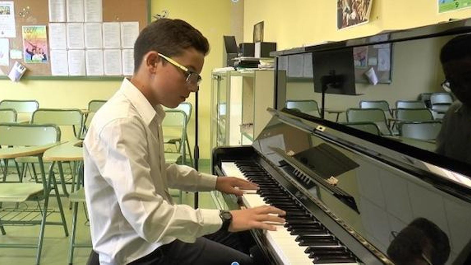Uno estudiantes de piano toca el instrumento.