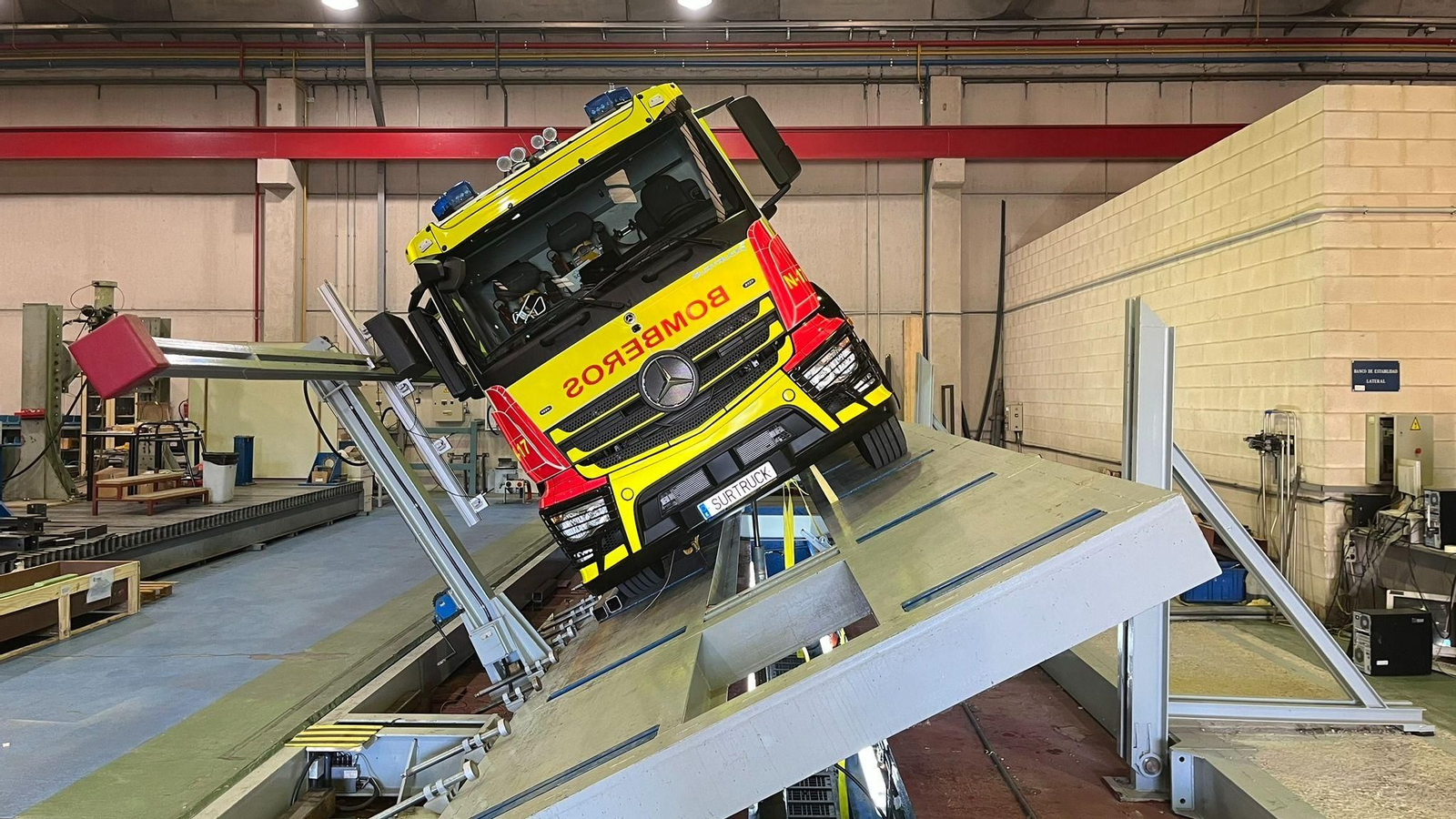 El camión entregado al Consorcio, durante las pruebas realizadas en Madrid por el INSIA.