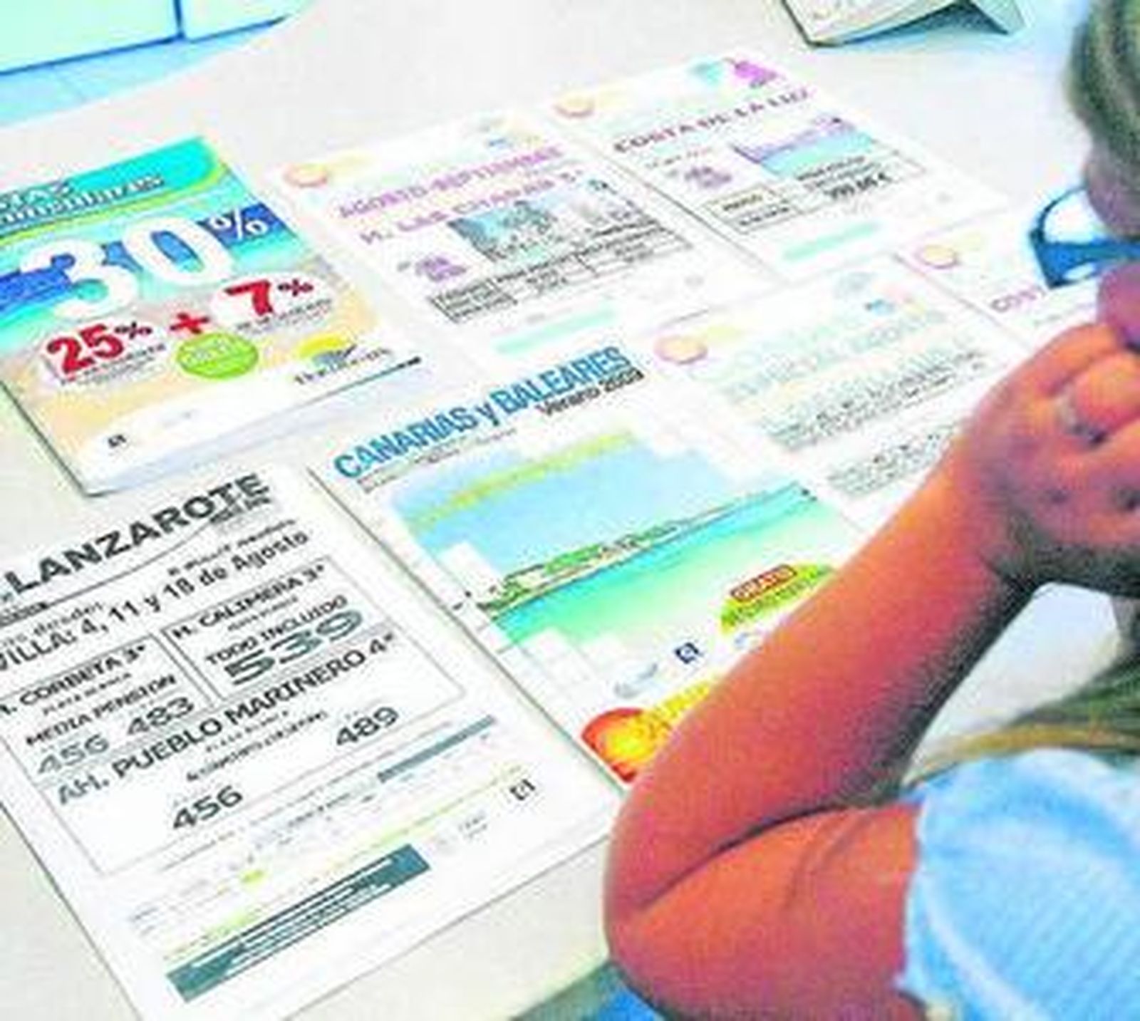 Una joven contempla ofertas de viajes.