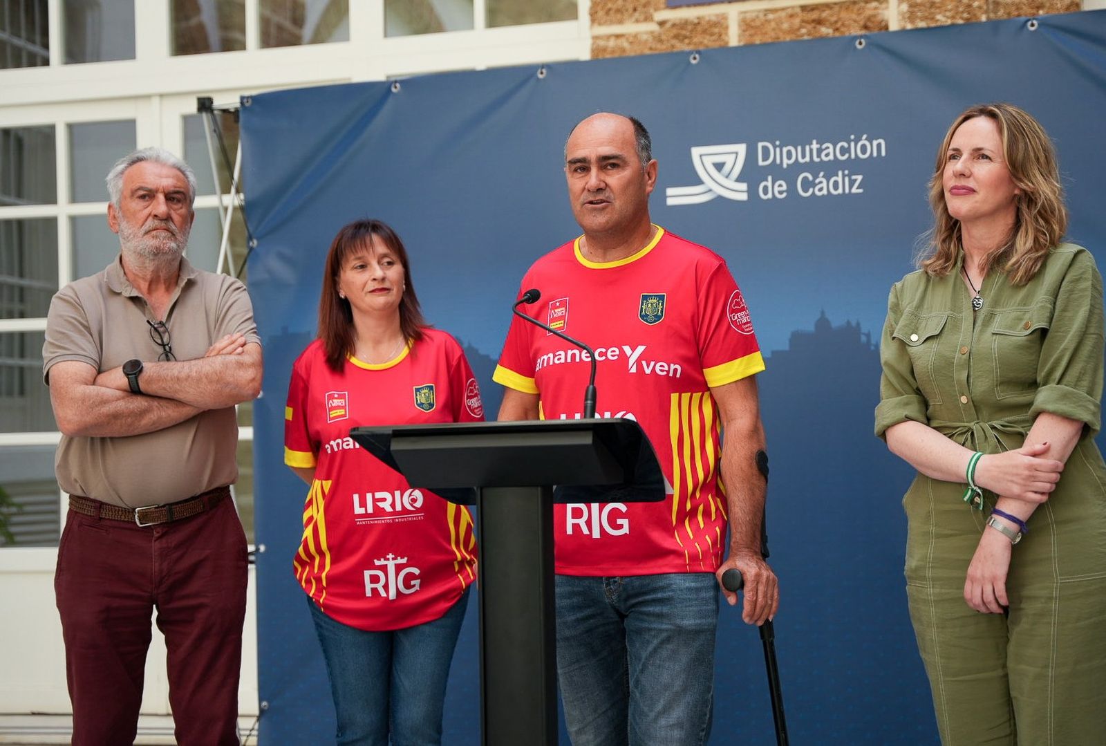 Presentación del campeonato de lanzamiento de tirachinas en Prado del Rey, con los especialistas Susana Tamayo y José Vela.