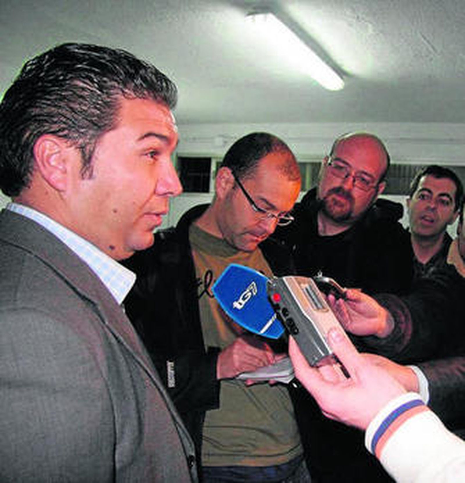 Cordero comunica a la prensa la destitución de Tomé.